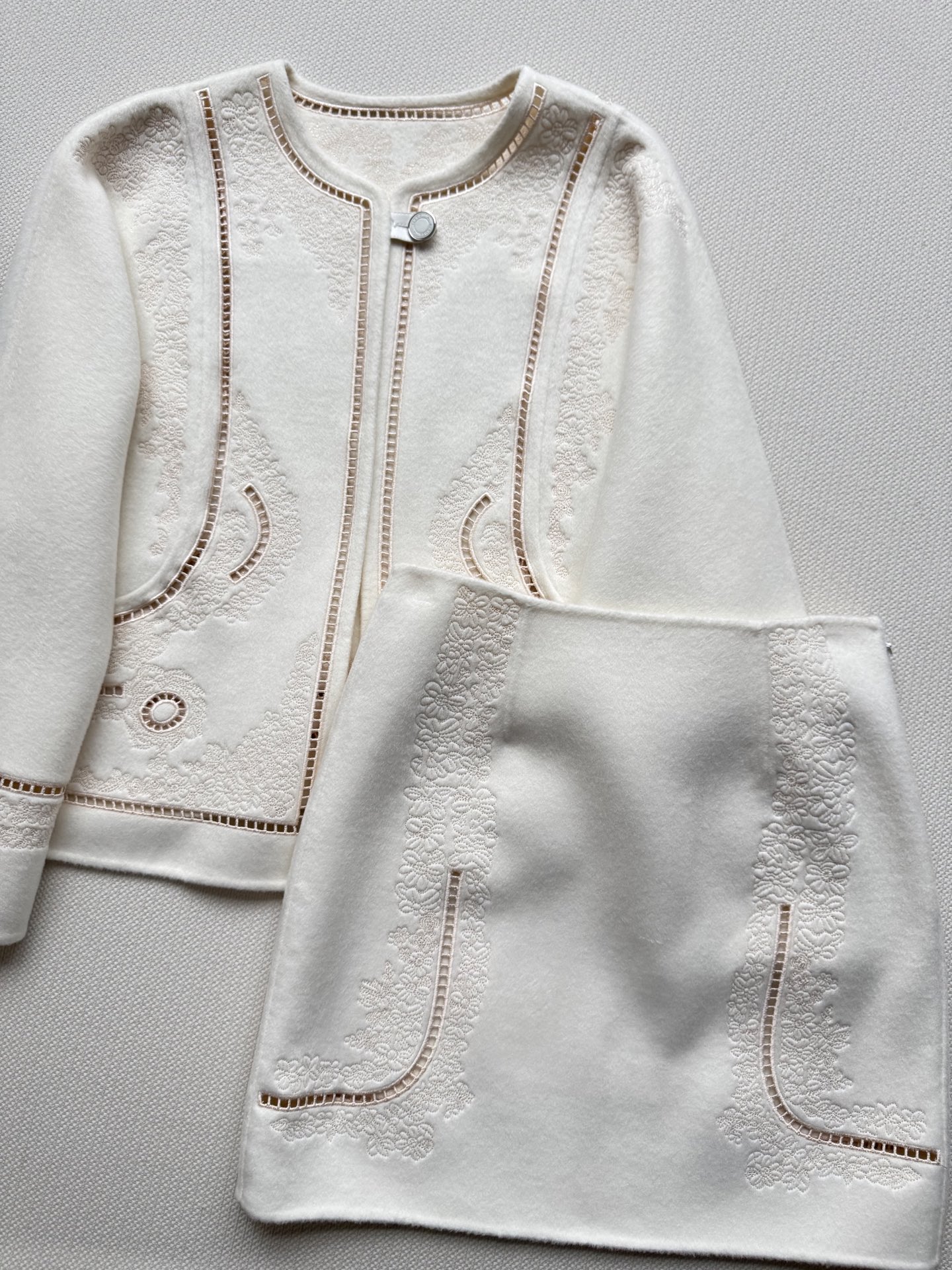 Hermé*🆕新款羊绒半裙，简直是秋冬的完美选择！刺绣细节设计超级精致，不失优雅感，短裙显得腿超级长，显