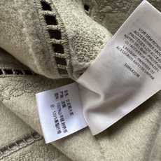 Hermé*🆕新款羊绒外套,简直是秋冬的完美选择!外套的细节设计超级精致,微微宽松叉不失优雅感,搭配短裙 Hermé*🆕新款羊绒外套,简直是秋冬的完美选择!外套的细节设计超级精致,微微宽松叉不失优雅感,搭配短裙