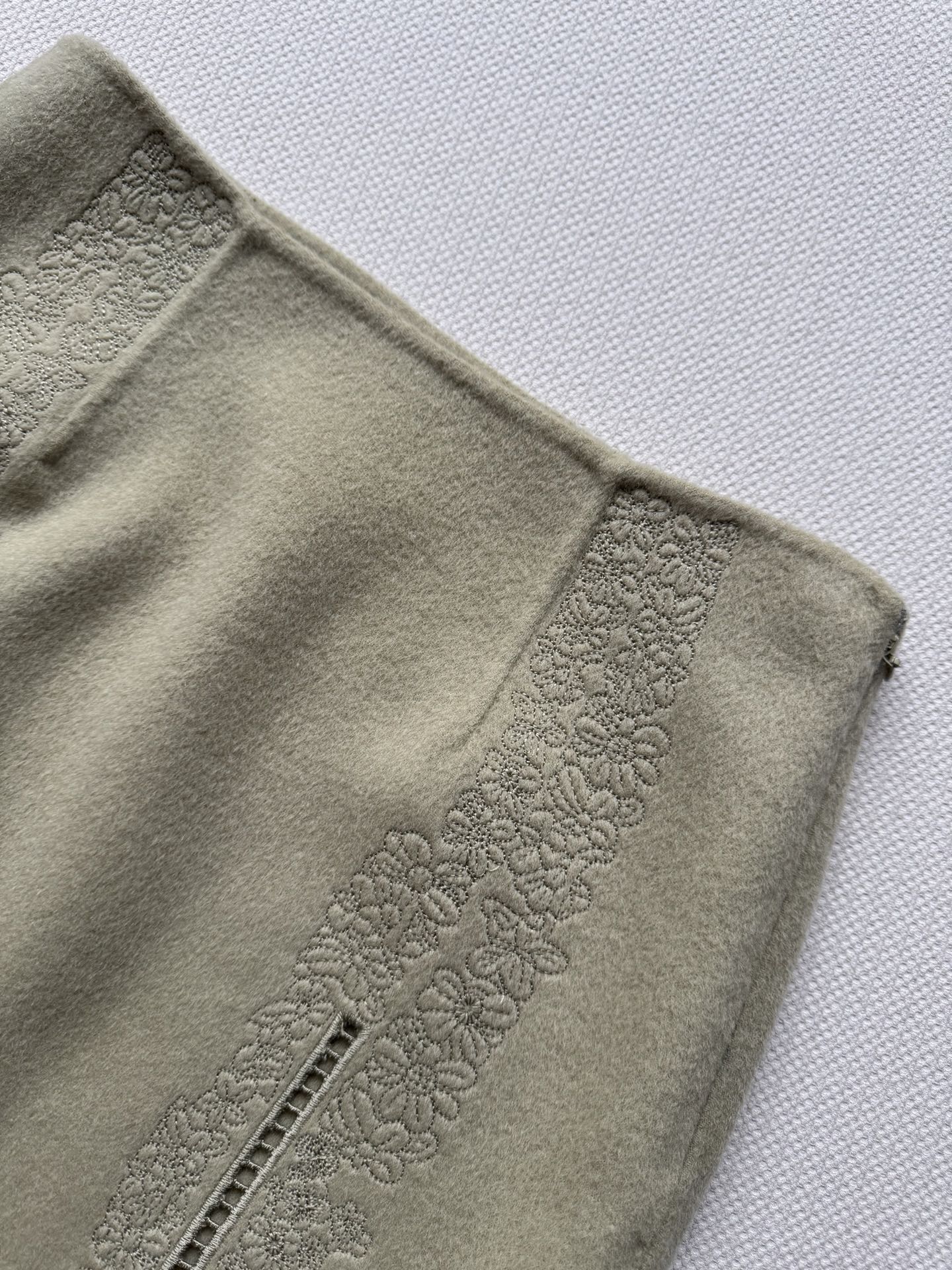 Hermé*🆕新款羊绒半裙，简直是秋冬的完美选择！刺绣细节设计超级精致，不失优雅感，短裙显得腿超级长，显