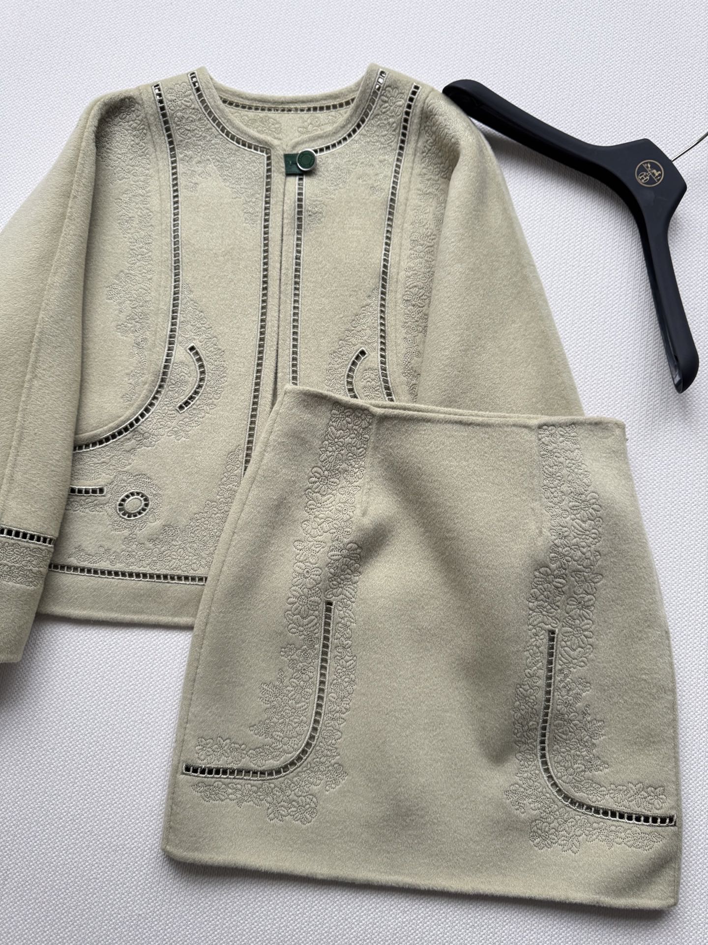 Hermé*🆕新款羊绒半裙，简直是秋冬的完美选择！刺绣细节设计超级精致，不失优雅感，短裙显得腿超级长，显