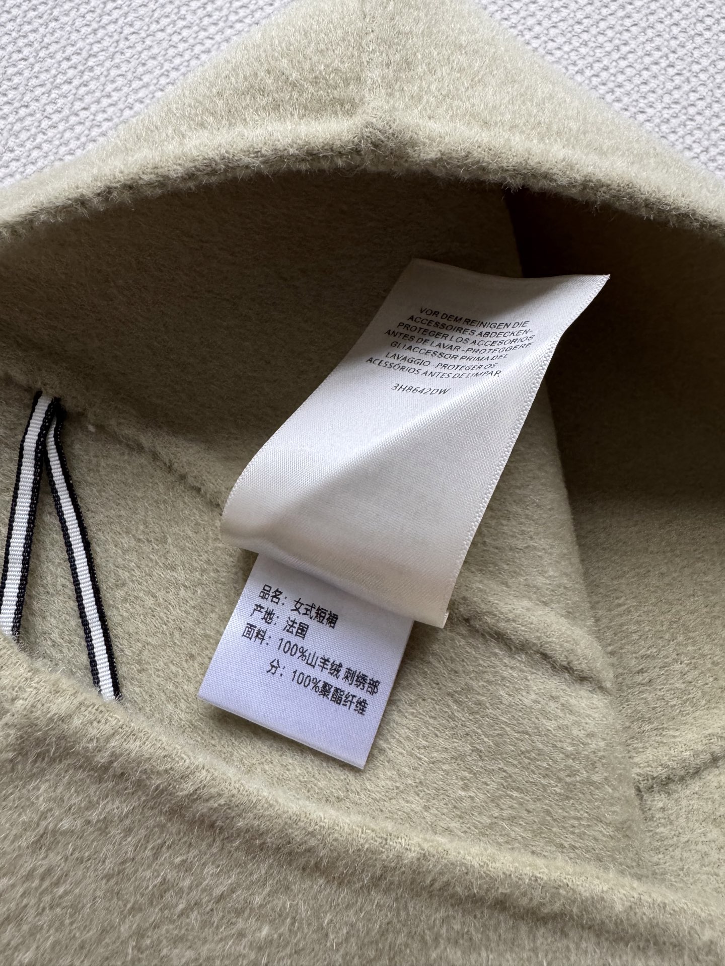 Hermé*🆕新款羊绒半裙，简直是秋冬的完美选择！刺绣细节设计超级精致，不失优雅感，短裙显得腿超级长，显