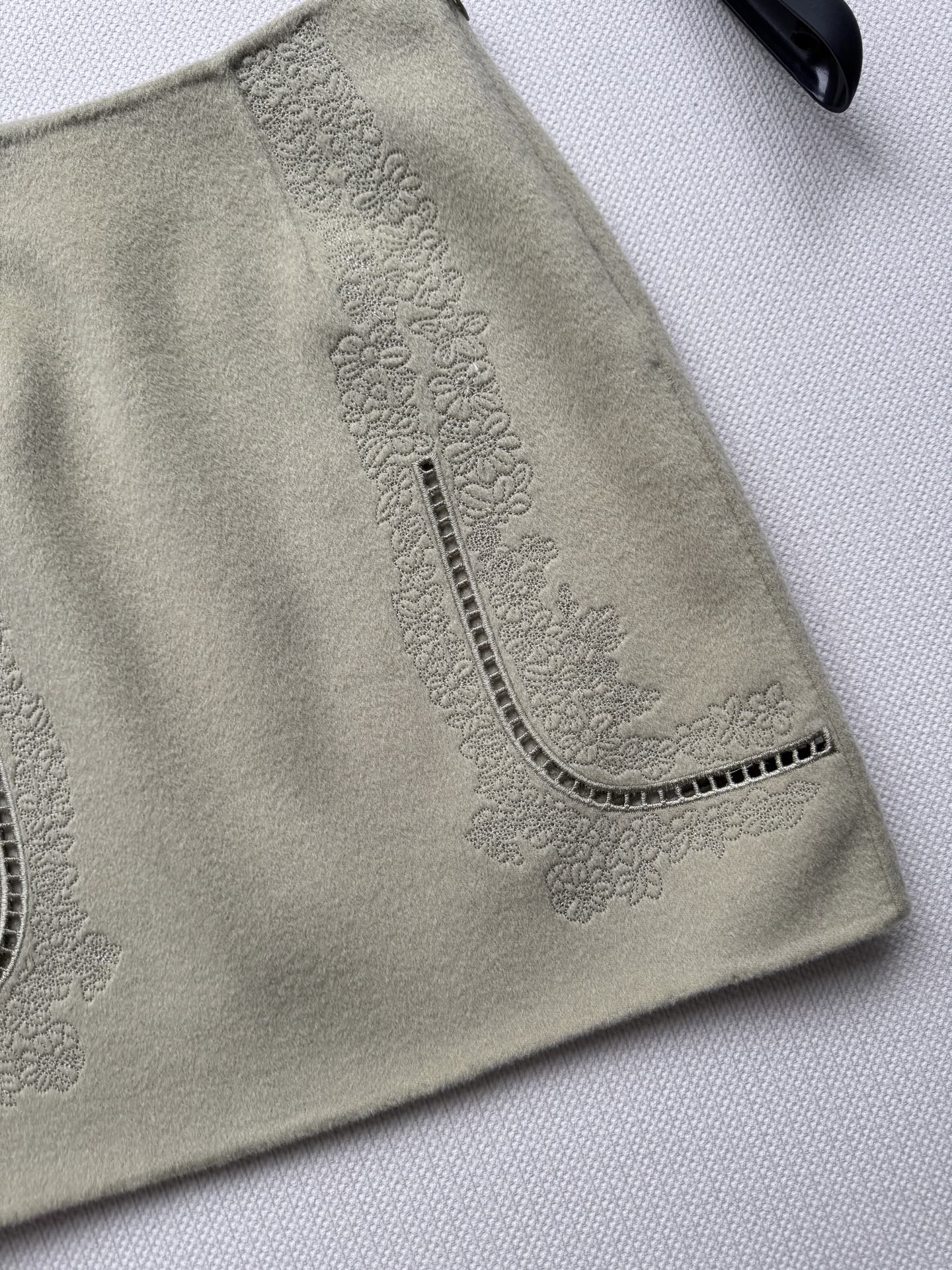 Hermé*🆕新款羊绒半裙，简直是秋冬的完美选择！刺绣细节设计超级精致，不失优雅感，短裙显得腿超级长，显