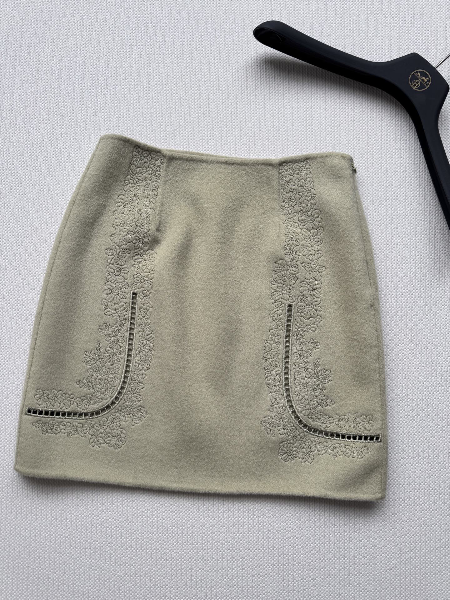 Hermé*🆕新款羊绒半裙，简直是秋冬的完美选择！刺绣细节设计超级精致，不失优雅感，短裙显得腿超级长，显