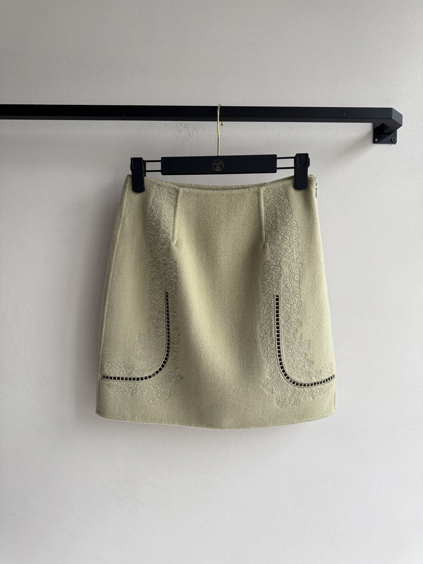 Hermé*🆕新款羊绒半裙，简直是秋冬的完美选择！刺绣细节设计超级精致，不失优雅感，短裙显得腿超级长，显