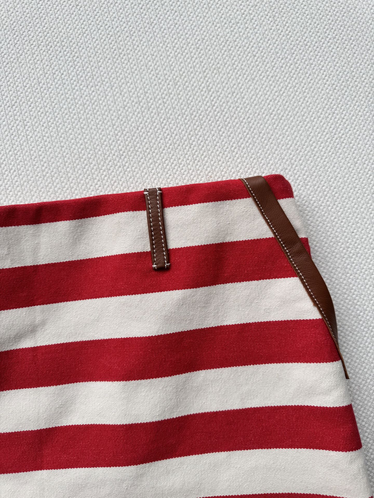 miumi*🆕新款， 拼皮间色条纹辣妹短裙🤎❤️🤍千禧复古ootd也能轻松驾驭！低腰短裙版型上身拉长比例