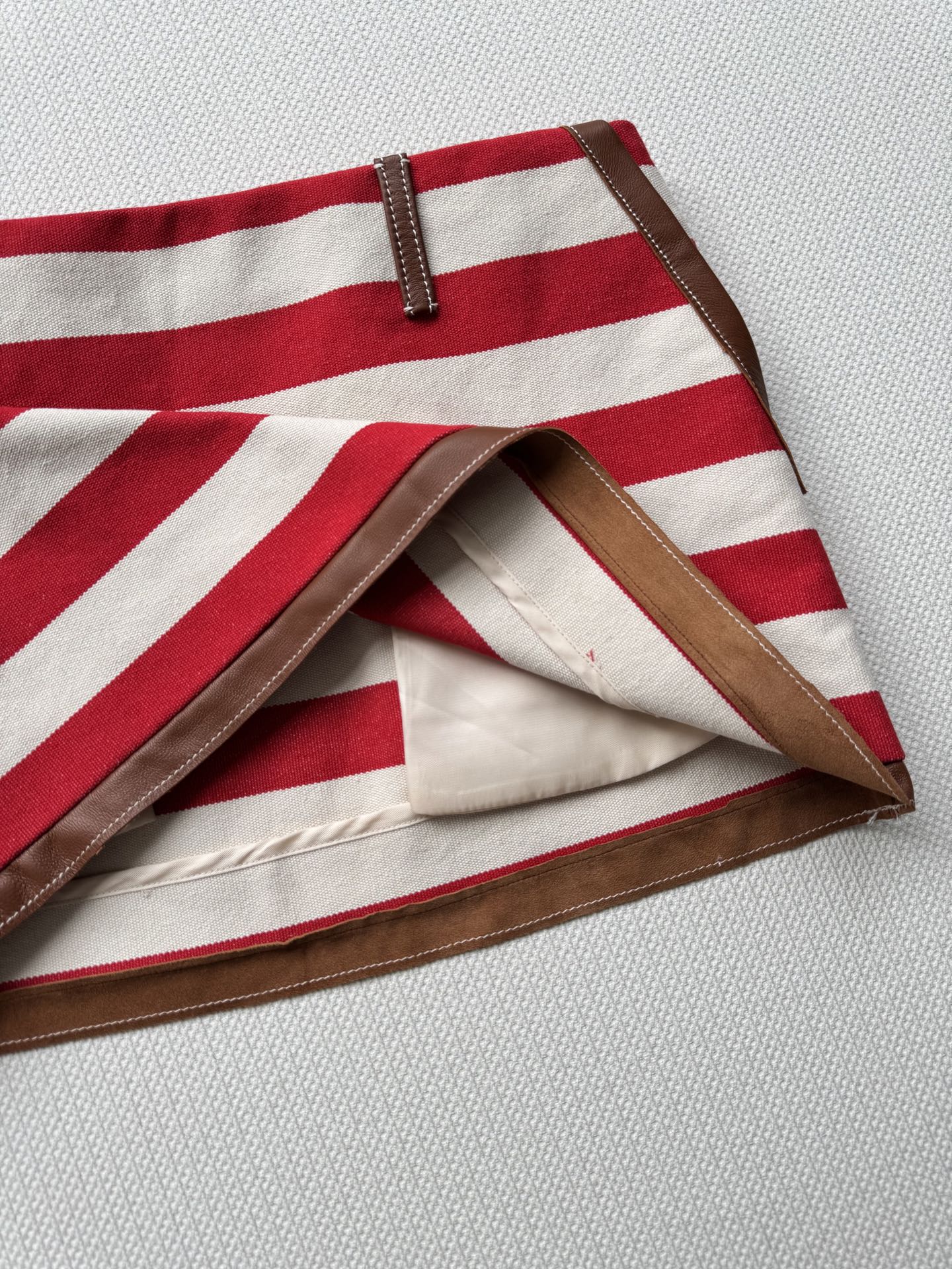 miumi*🆕新款， 拼皮间色条纹辣妹短裙🤎❤️🤍千禧复古ootd也能轻松驾驭！低腰短裙版型上身拉长比例