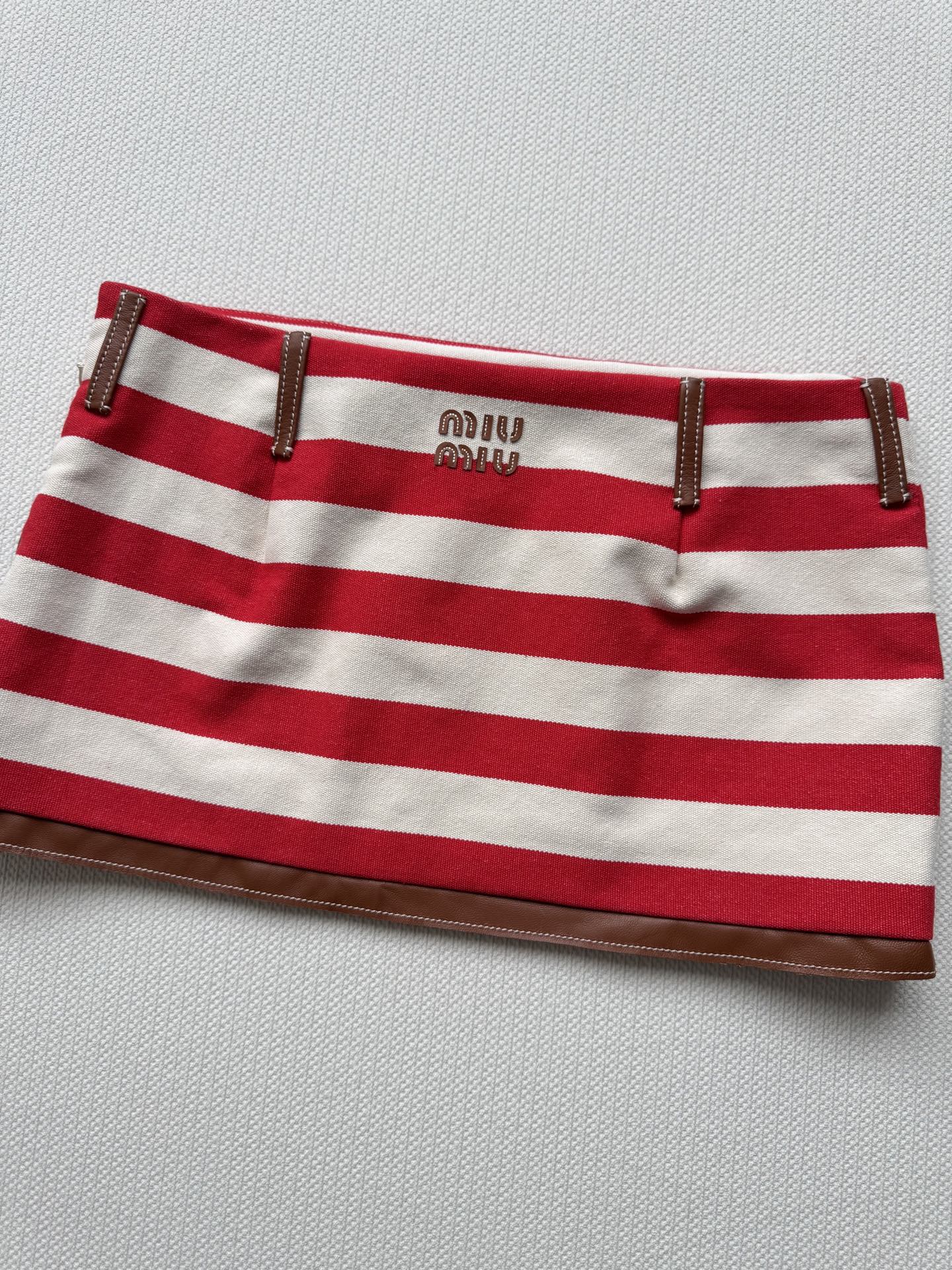 miumi*🆕新款， 拼皮间色条纹辣妹短裙🤎❤️🤍千禧复古ootd也能轻松驾驭！低腰短裙版型上身拉长比例