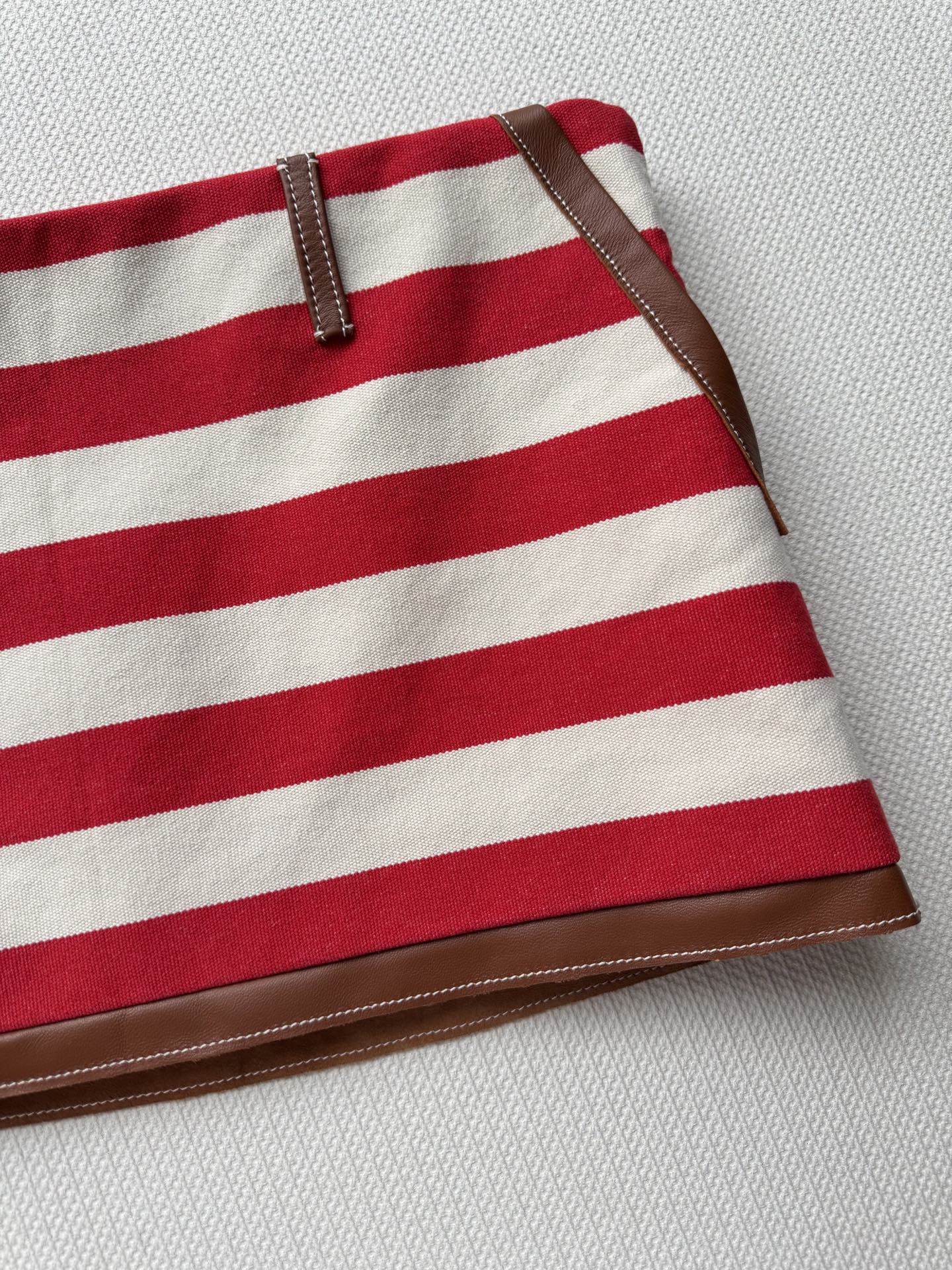 miumi*🆕新款， 拼皮间色条纹辣妹短裙🤎❤️🤍千禧复古ootd也能轻松驾驭！低腰短裙版型上身拉长比例