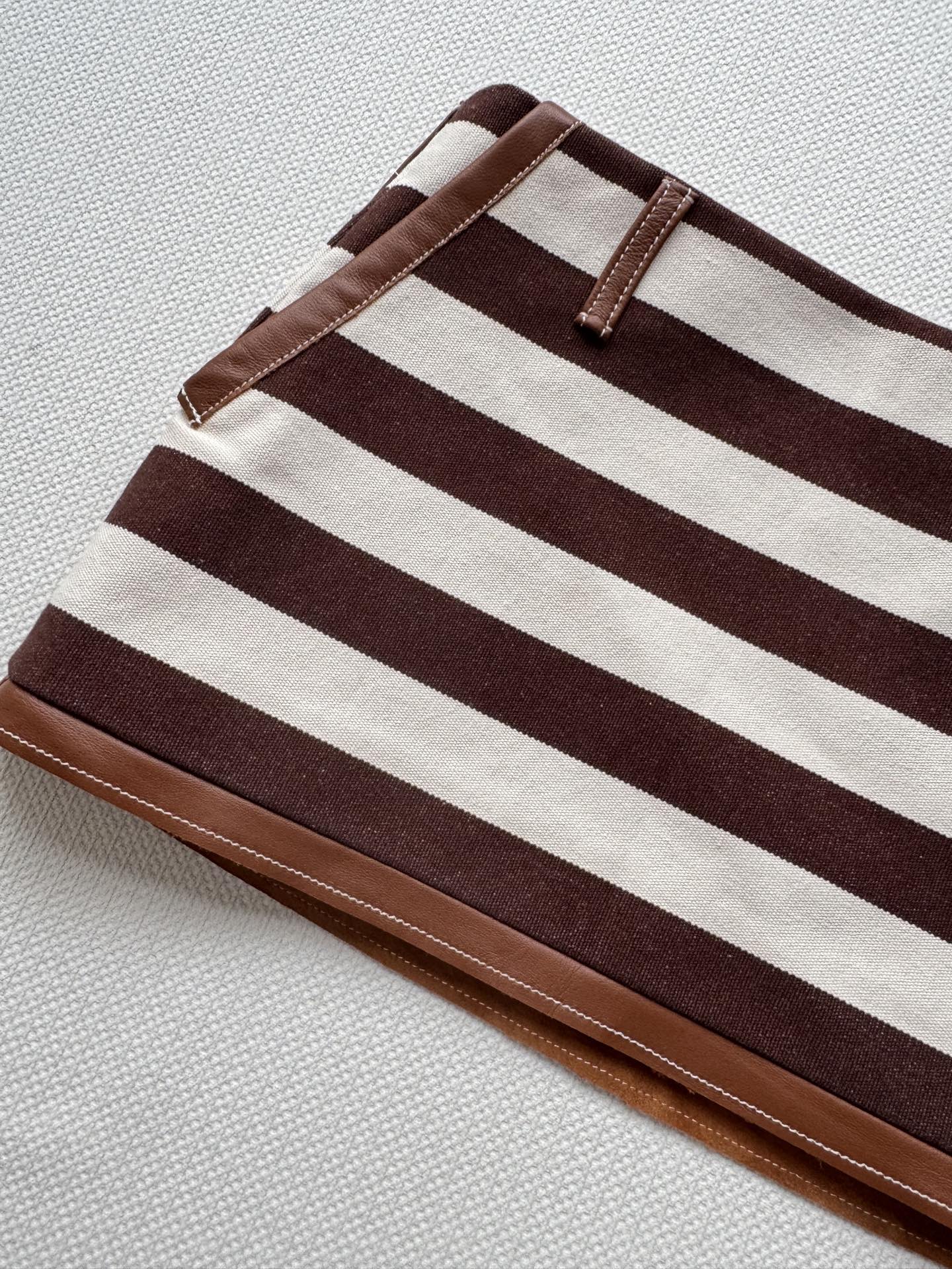 miumi*🆕新款， 拼皮间色条纹辣妹短裙🤎❤️🤍千禧复古ootd也能轻松驾驭！低腰短裙版型上身拉长比例