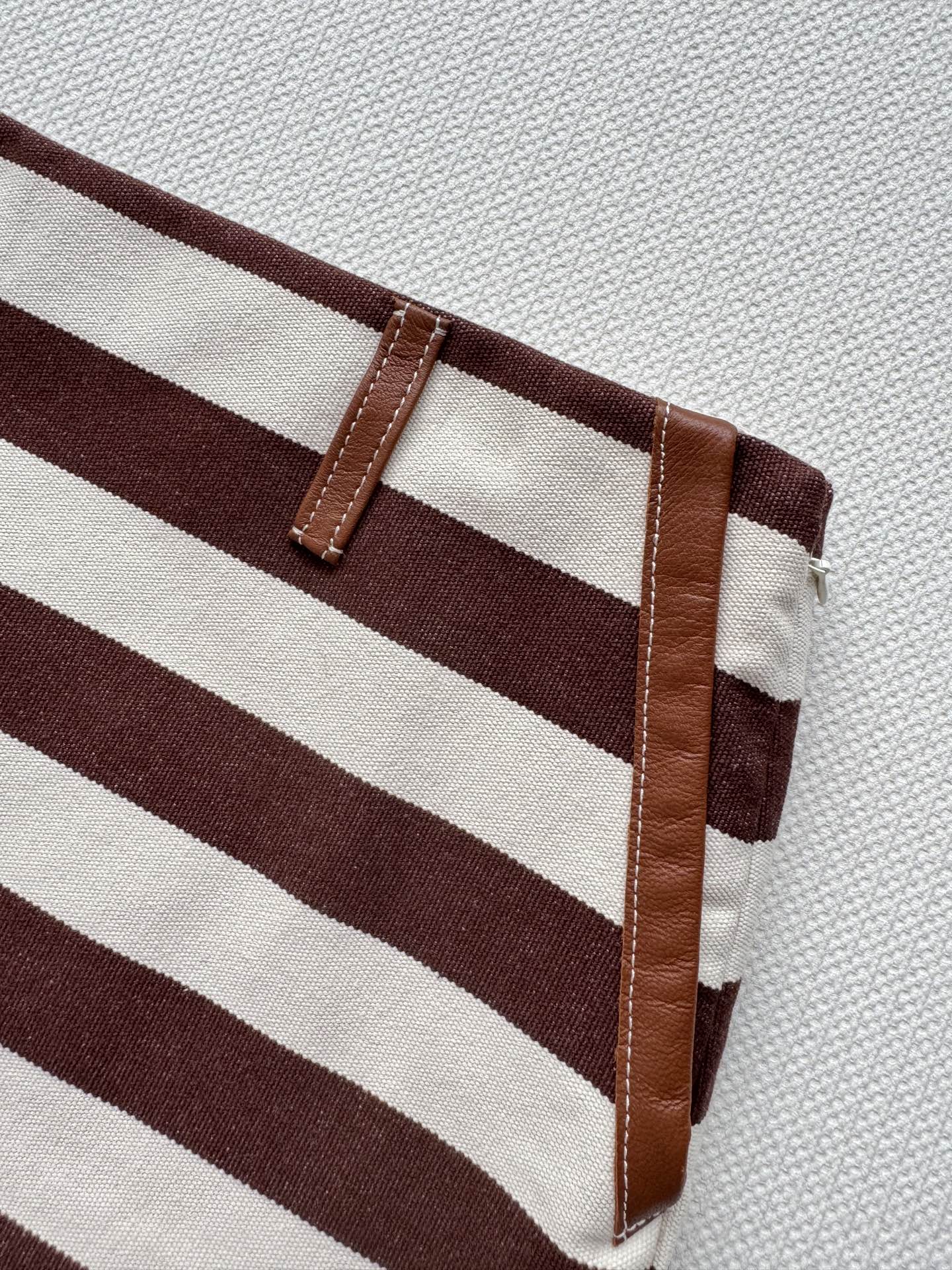 miumi*🆕新款， 拼皮间色条纹辣妹短裙🤎❤️🤍千禧复古ootd也能轻松驾驭！低腰短裙版型上身拉长比例