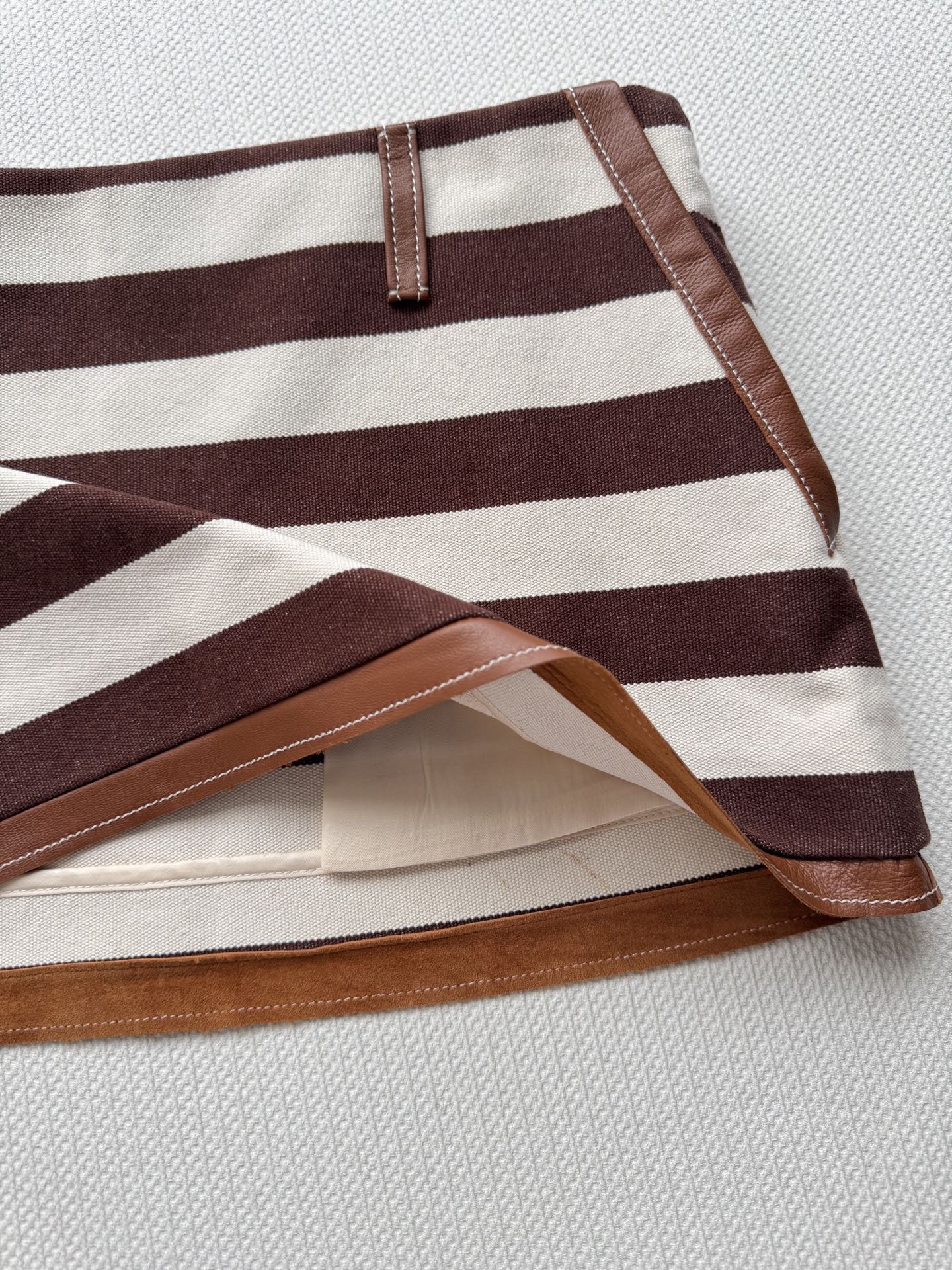 miumi*🆕新款， 拼皮间色条纹辣妹短裙🤎❤️🤍千禧复古ootd也能轻松驾驭！低腰短裙版型上身拉长比例