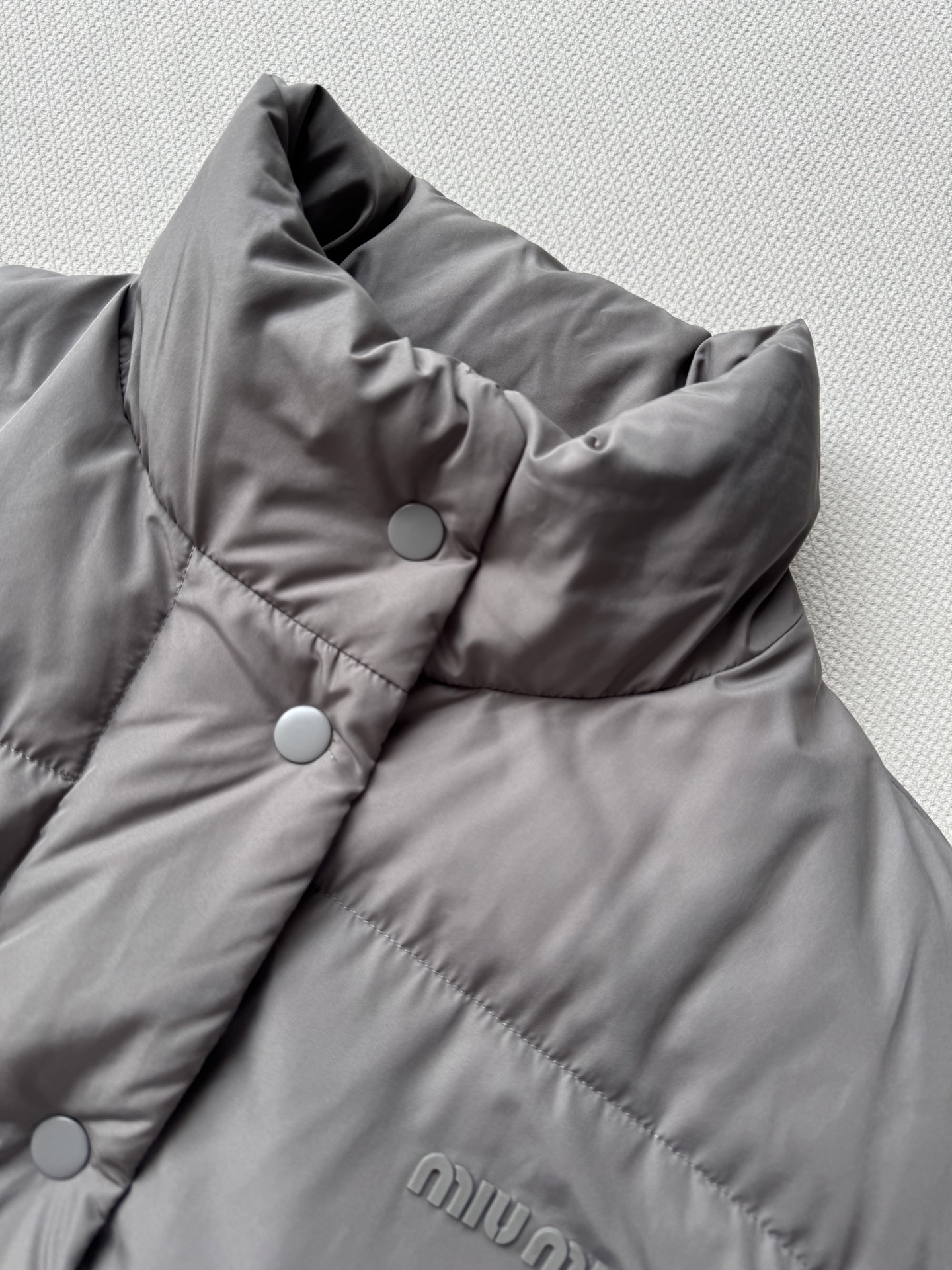 Miumi*🆕25SS秋冬新款羽绒服 这款材质超级舒服 下摆有抽绳可以收缩 版型偏大 90白鹅绒 112
