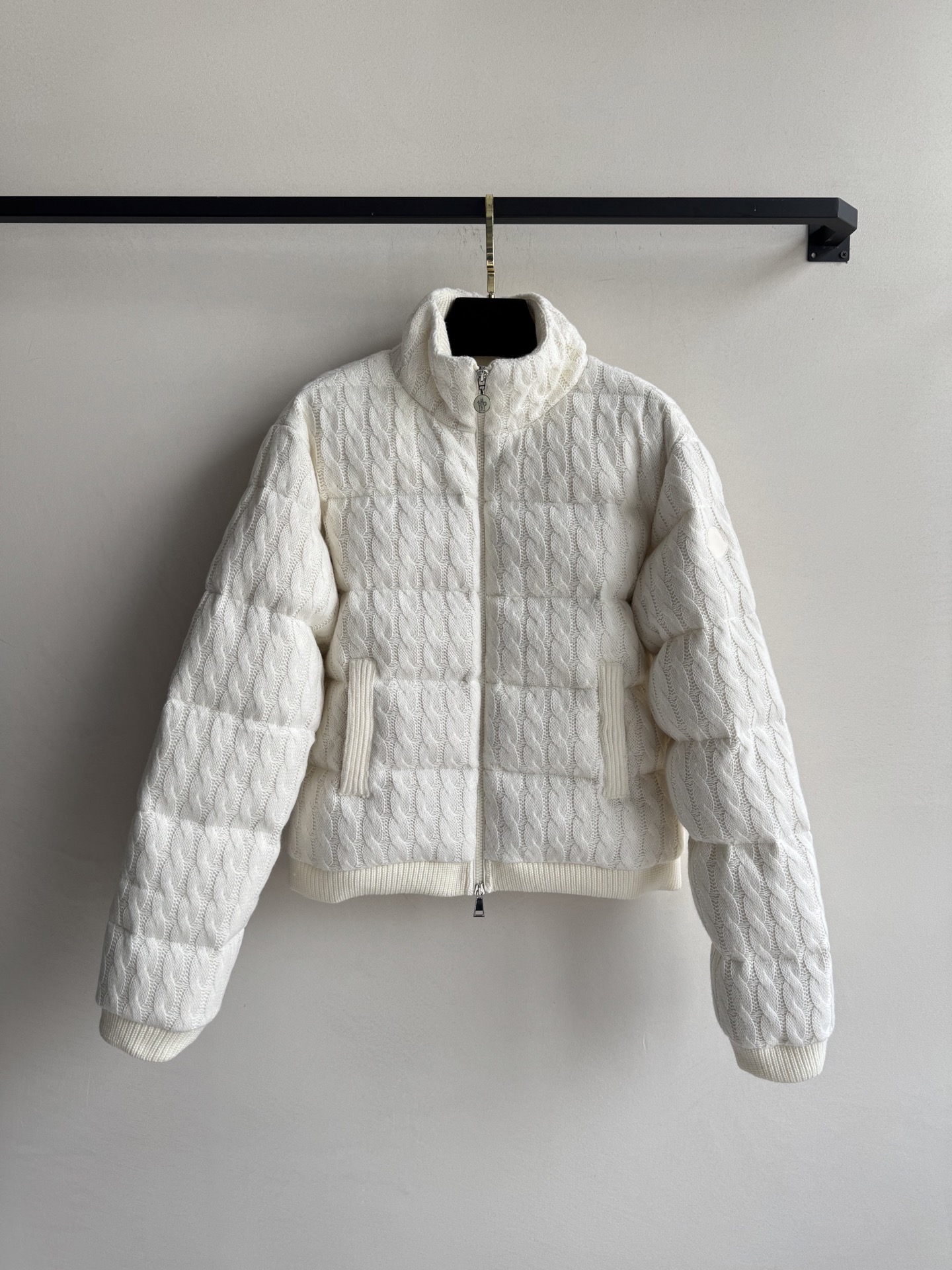 Moncle*🆕新款羽绒服，羽绒针织拼接，采用90白鹅绒质感太赞了，绒朵大且细腻无梗，蓬松度十足！填充量