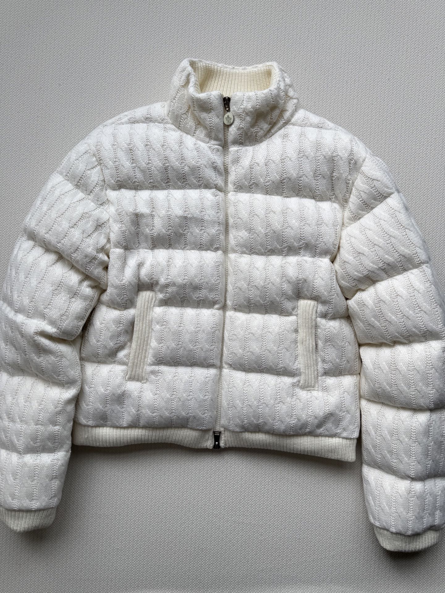 Moncle*🆕新款羽绒服，羽绒针织拼接，采用90白鹅绒质感太赞了，绒朵大且细腻无梗，蓬松度十足！填充量