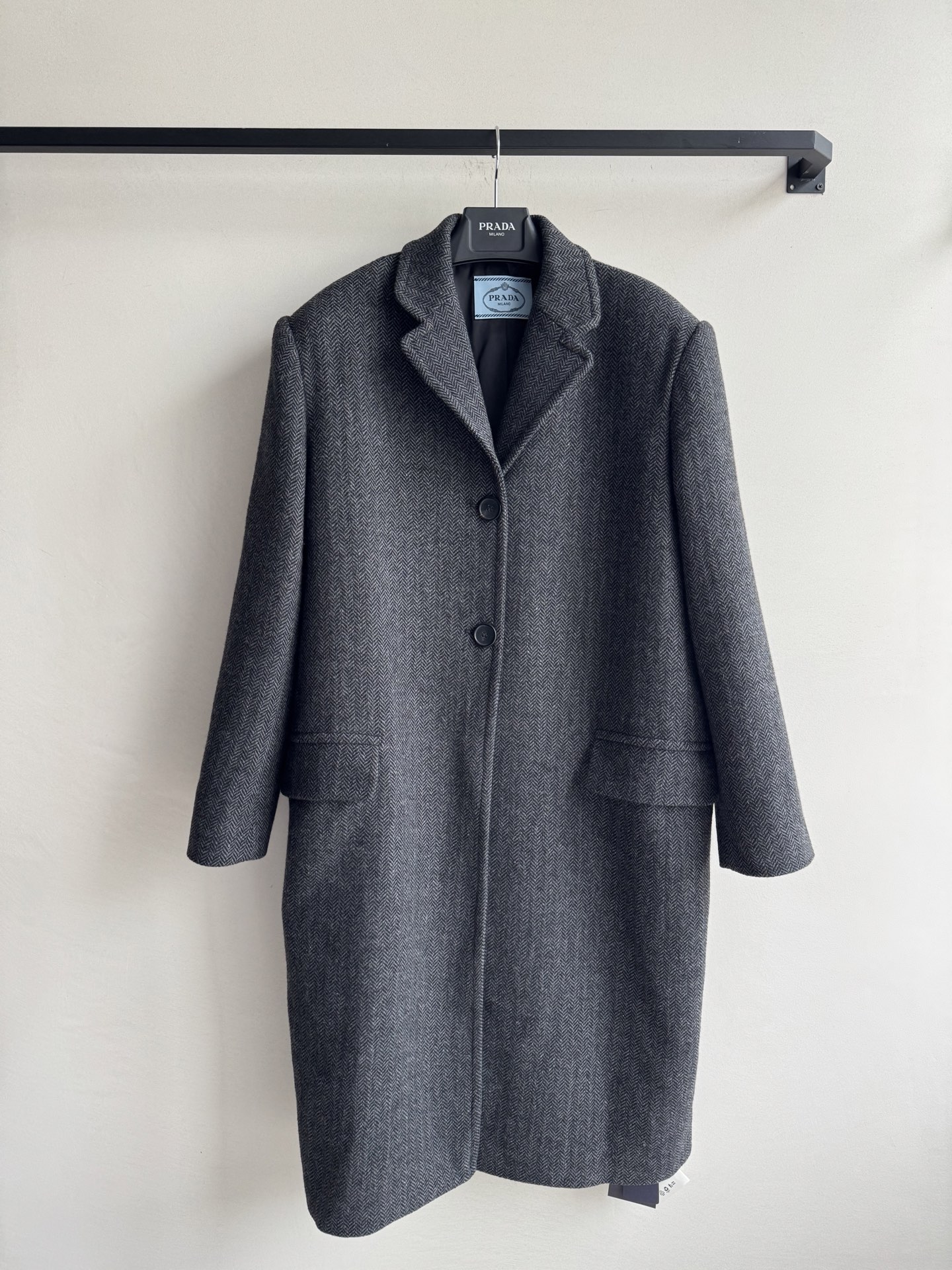 Prad*🆕新款，羊毛100%秋冬必备长款外套，又A又飒极简主义风慵懒风，上身效果超级拉风帅气😘ＳＭＬ.