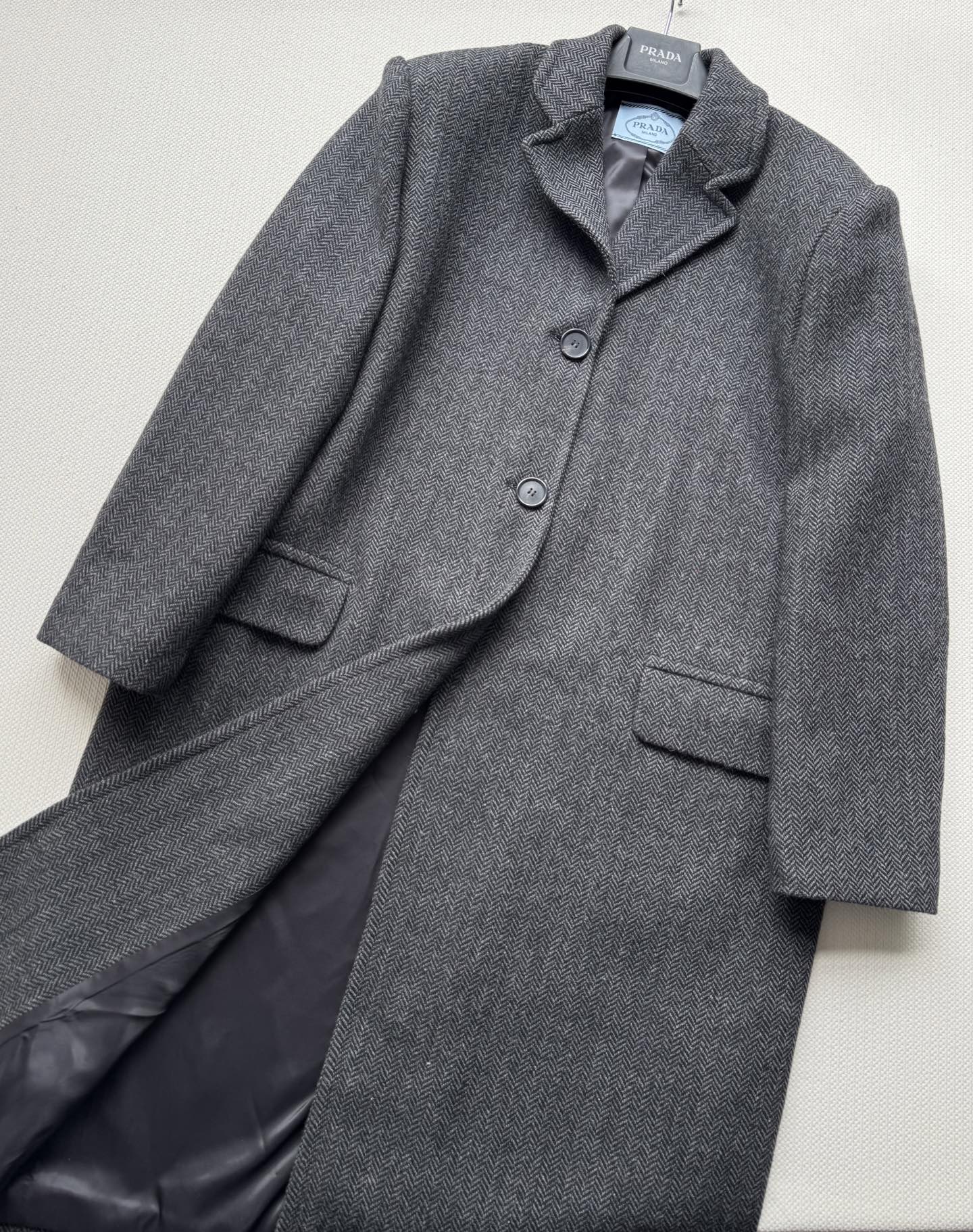 Prad*🆕新款，羊毛100%秋冬必备长款外套，又A又飒极简主义风慵懒风，上身效果超级拉风帅气😘ＳＭＬ.