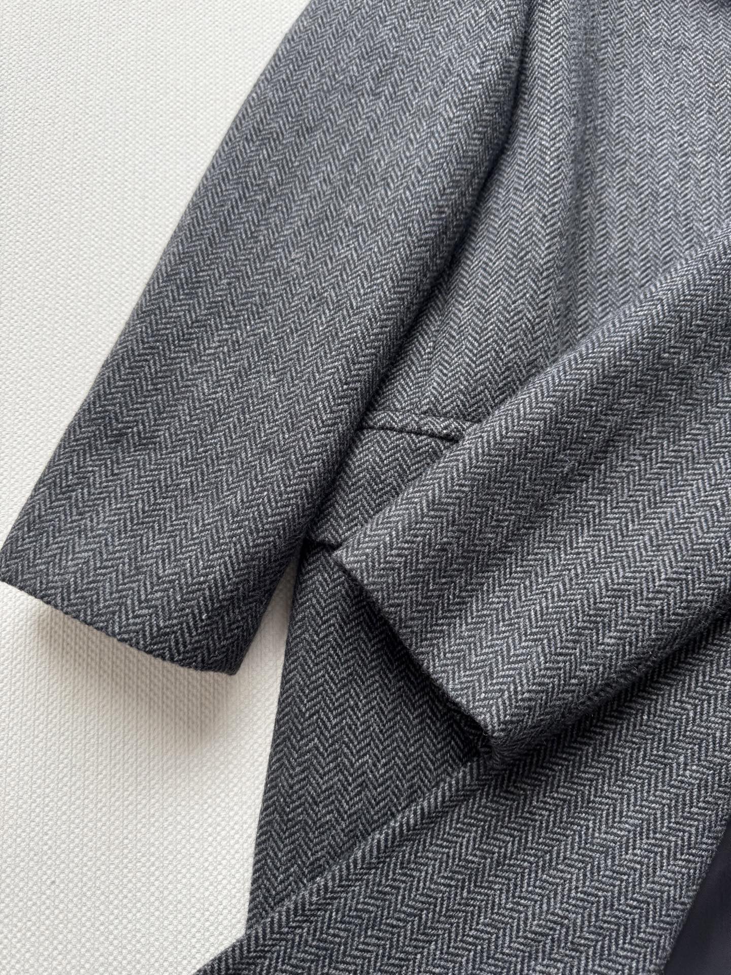 Prad*🆕新款，羊毛100%秋冬必备长款外套，又A又飒极简主义风慵懒风，上身效果超级拉风帅气😘ＳＭＬ.