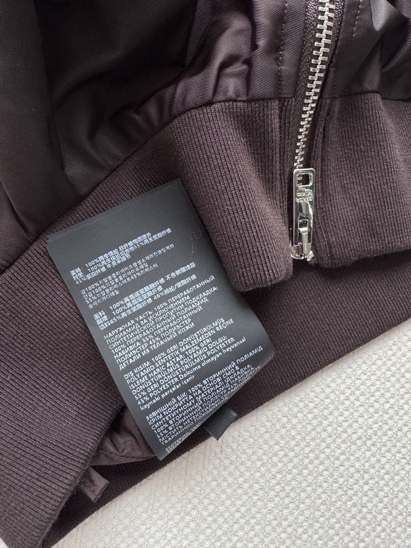 Prad*🆕25Ss早春新款 科技感尼龙蓬蓬裙 挺括的伞状廓形注入未来主义灵魂，与柔软针织形成惊艳反差。