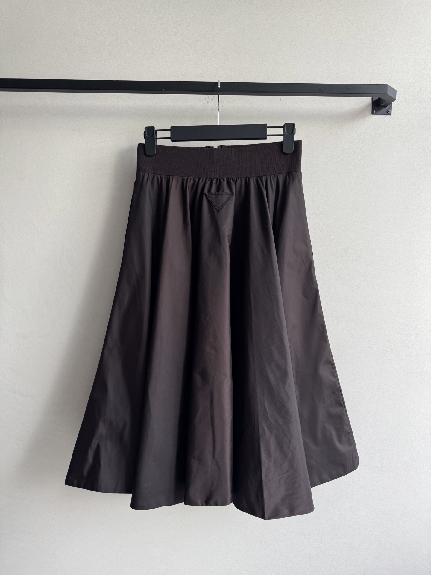 Prad*🆕25Ss早春新款 科技感尼龙蓬蓬裙 挺括的伞状廓形注入未来主义灵魂，与柔软针织形成惊艳反差。