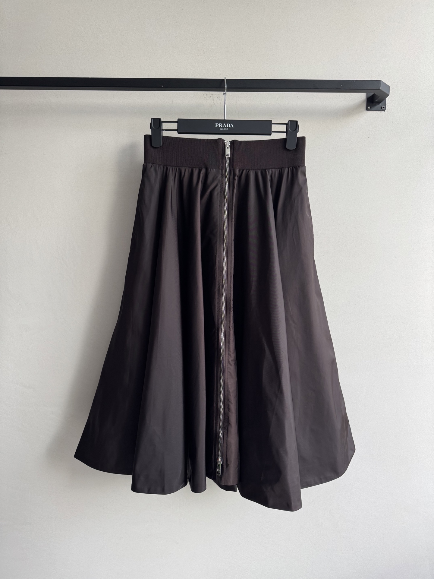 Prad*🆕25Ss早春新款 科技感尼龙蓬蓬裙 挺括的伞状廓形注入未来主义灵魂，与柔软针织形成惊艳反差。