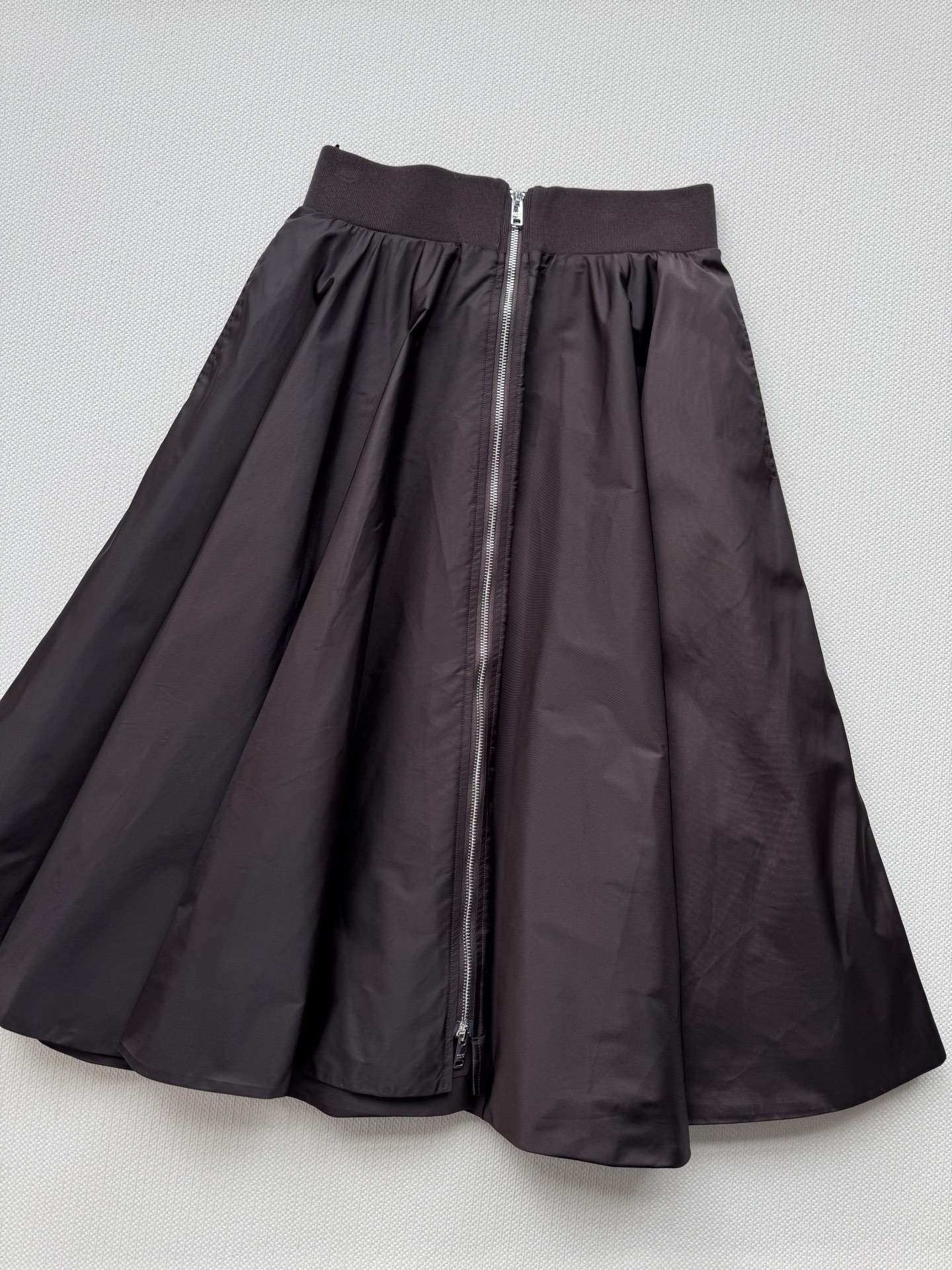 Prad*🆕25Ss早春新款 科技感尼龙蓬蓬裙 挺括的伞状廓形注入未来主义灵魂，与柔软针织形成惊艳反差。