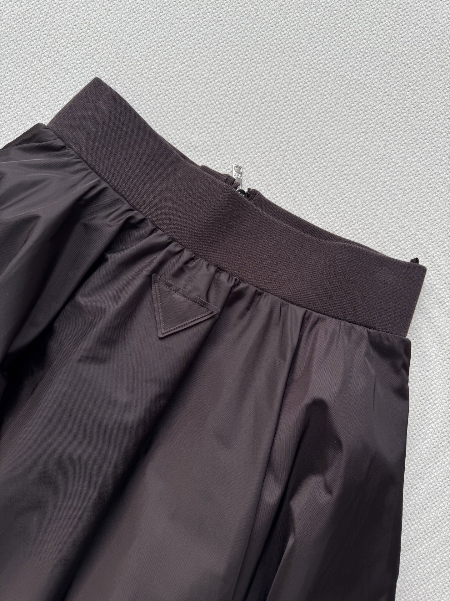 Prad*🆕25Ss早春新款 科技感尼龙蓬蓬裙 挺括的伞状廓形注入未来主义灵魂，与柔软针织形成惊艳反差。