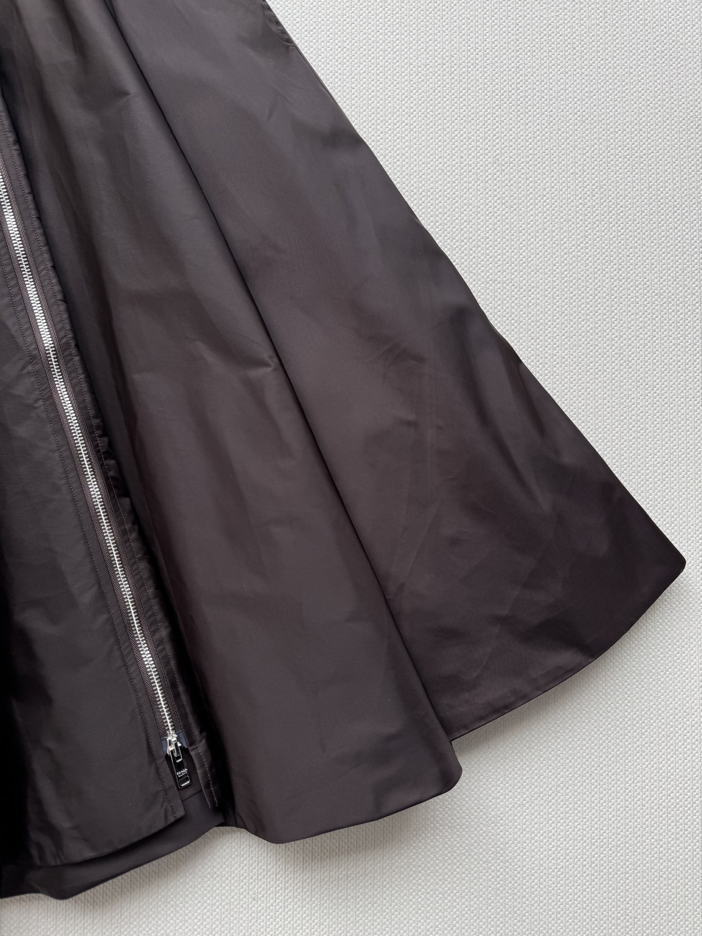 Prad*🆕25Ss早春新款 科技感尼龙蓬蓬裙 挺括的伞状廓形注入未来主义灵魂，与柔软针织形成惊艳反差。