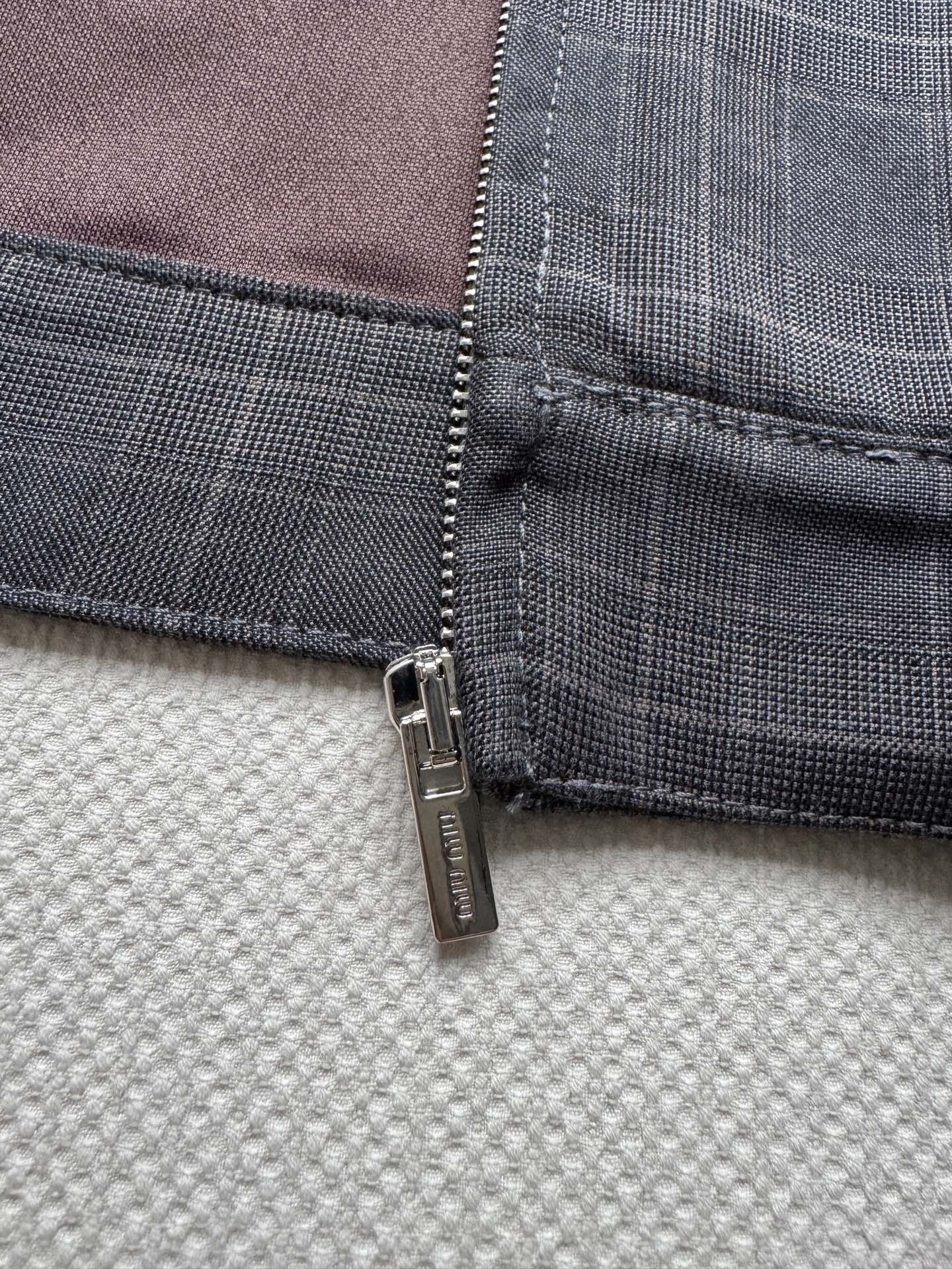 Miumi* 🆕25Fw秋冬新款 字母贴布绣格纹真皮翻领夹克外套丨原版开发！高版出品！领子采用真皮材质 