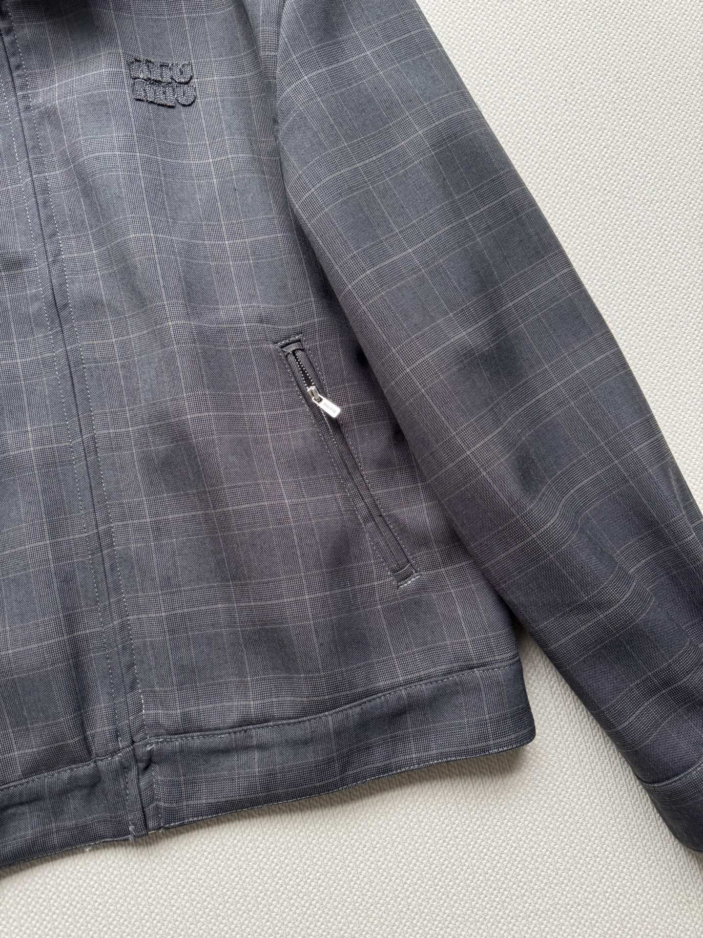 Miumi* 🆕25Fw秋冬新款 字母贴布绣格纹真皮翻领夹克外套丨原版开发！高版出品！领子采用真皮材质 