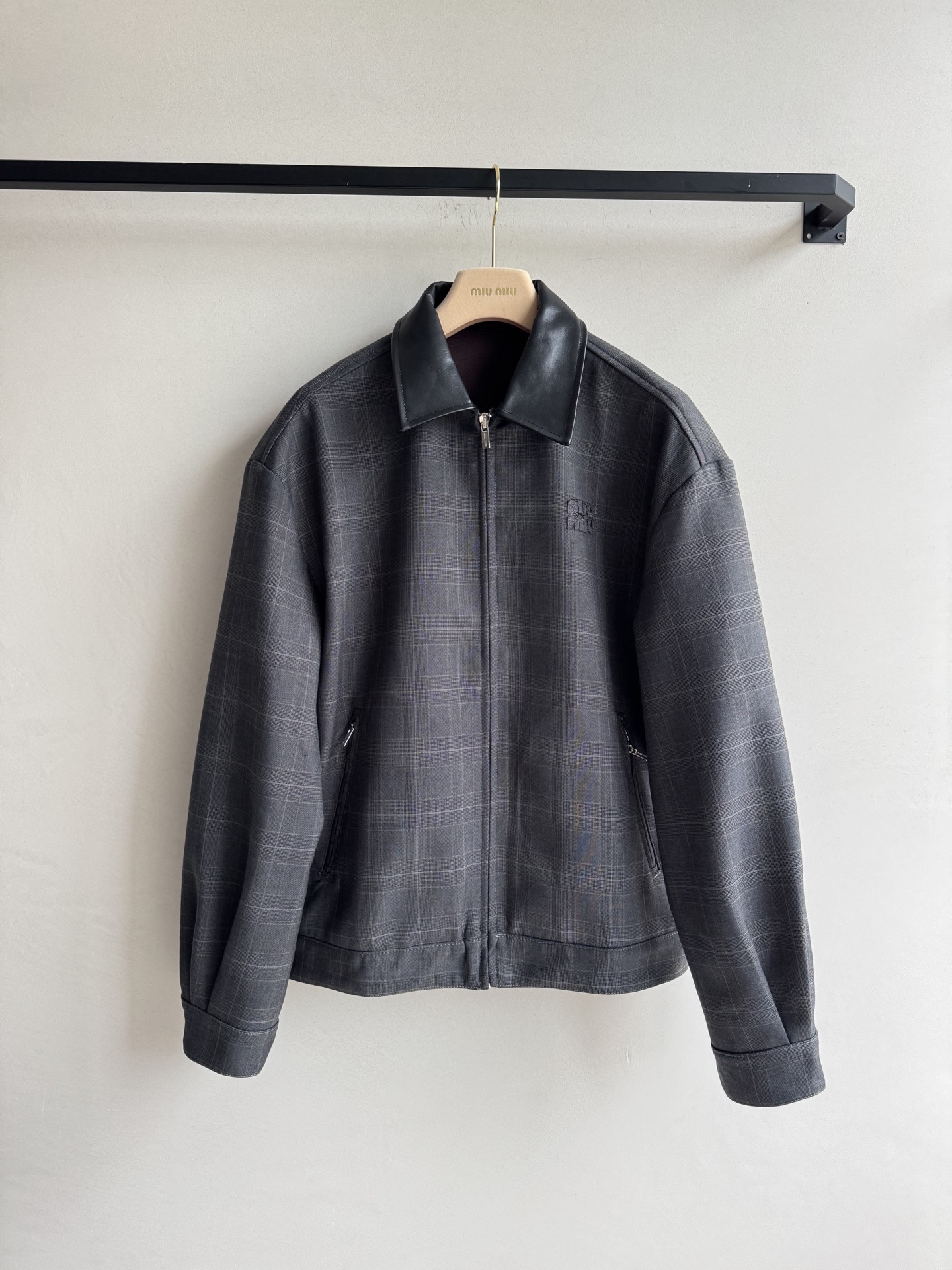 Miumi* 🆕25Fw秋冬新款 字母贴布绣格纹真皮翻领夹克外套丨原版开发！高版出品！领子采用真皮材质 