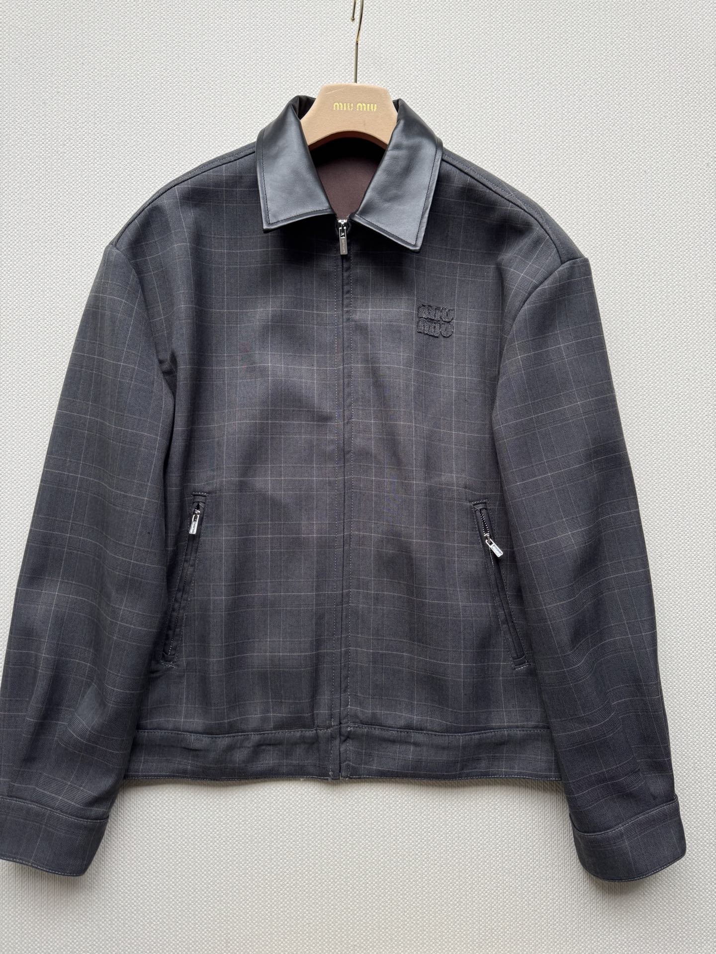 Miumi* 🆕25Fw秋冬新款 字母贴布绣格纹真皮翻领夹克外套丨原版开发！高版出品！领子采用真皮材质 