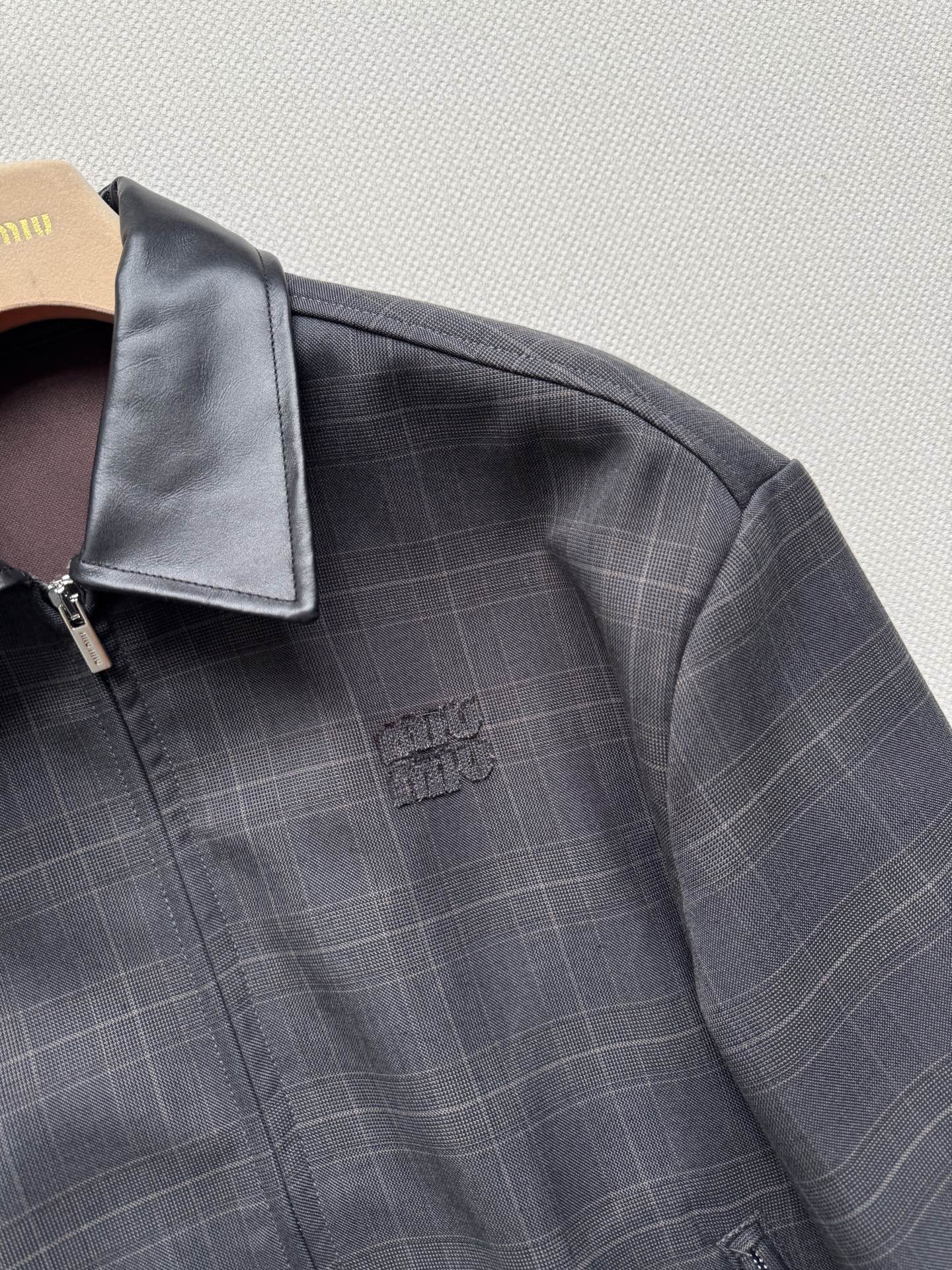 Miumi* 🆕25Fw秋冬新款 字母贴布绣格纹真皮翻领夹克外套丨原版开发！高版出品！领子采用真皮材质 