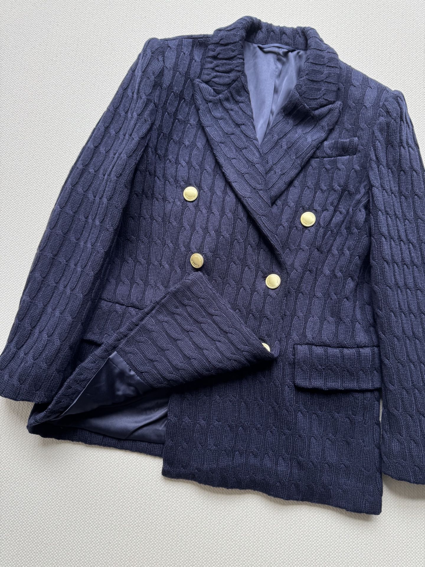 ＢＣ🆕新款西装外套，YB开发高品质版本定制YB外层羊绒针织勾勒，版型上身超级显瘦🥳搭配双排金属纽扣，藏蓝