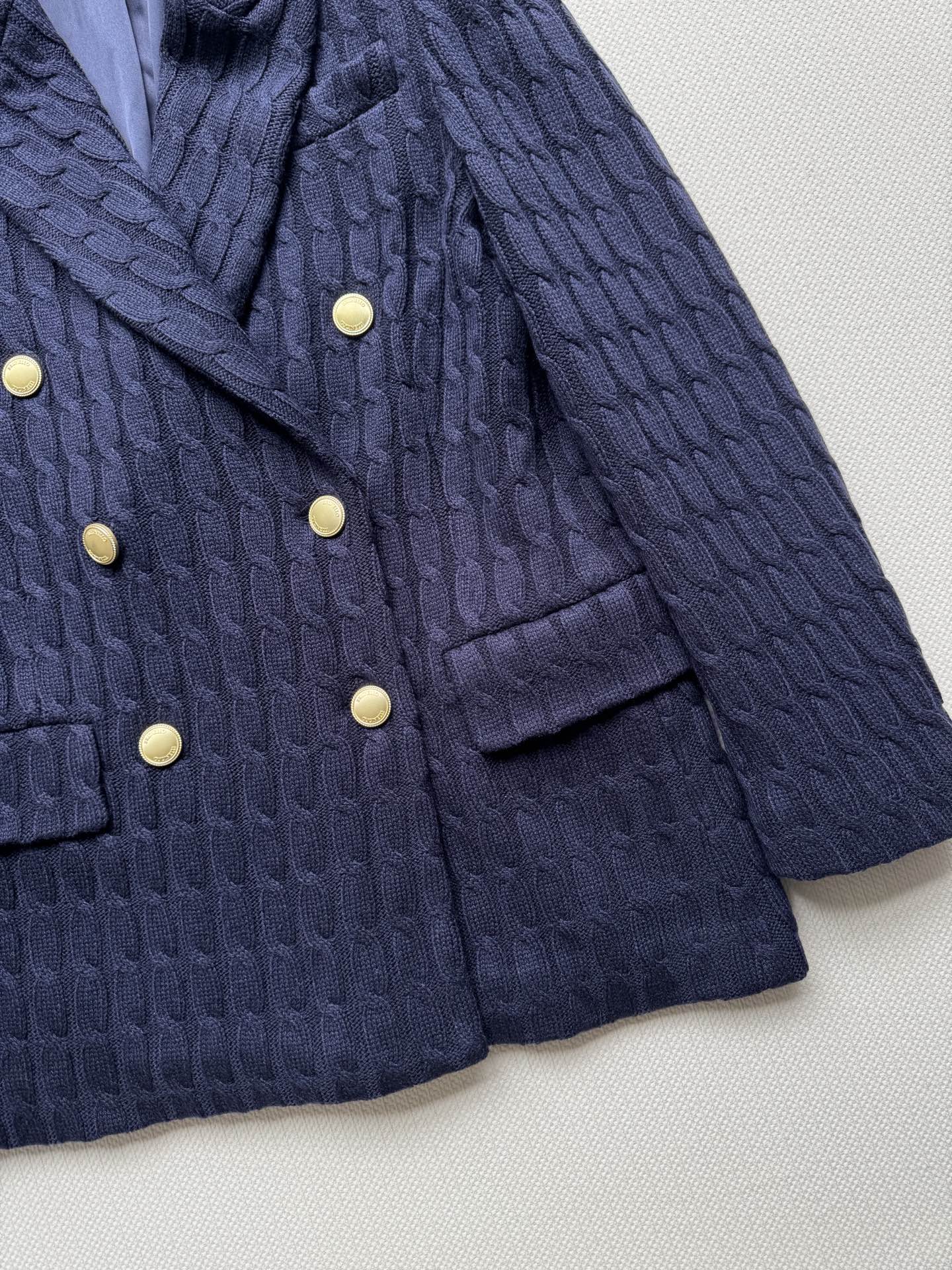 ＢＣ🆕新款西装外套，YB开发高品质版本定制YB外层羊绒针织勾勒，版型上身超级显瘦🥳搭配双排金属纽扣，藏蓝