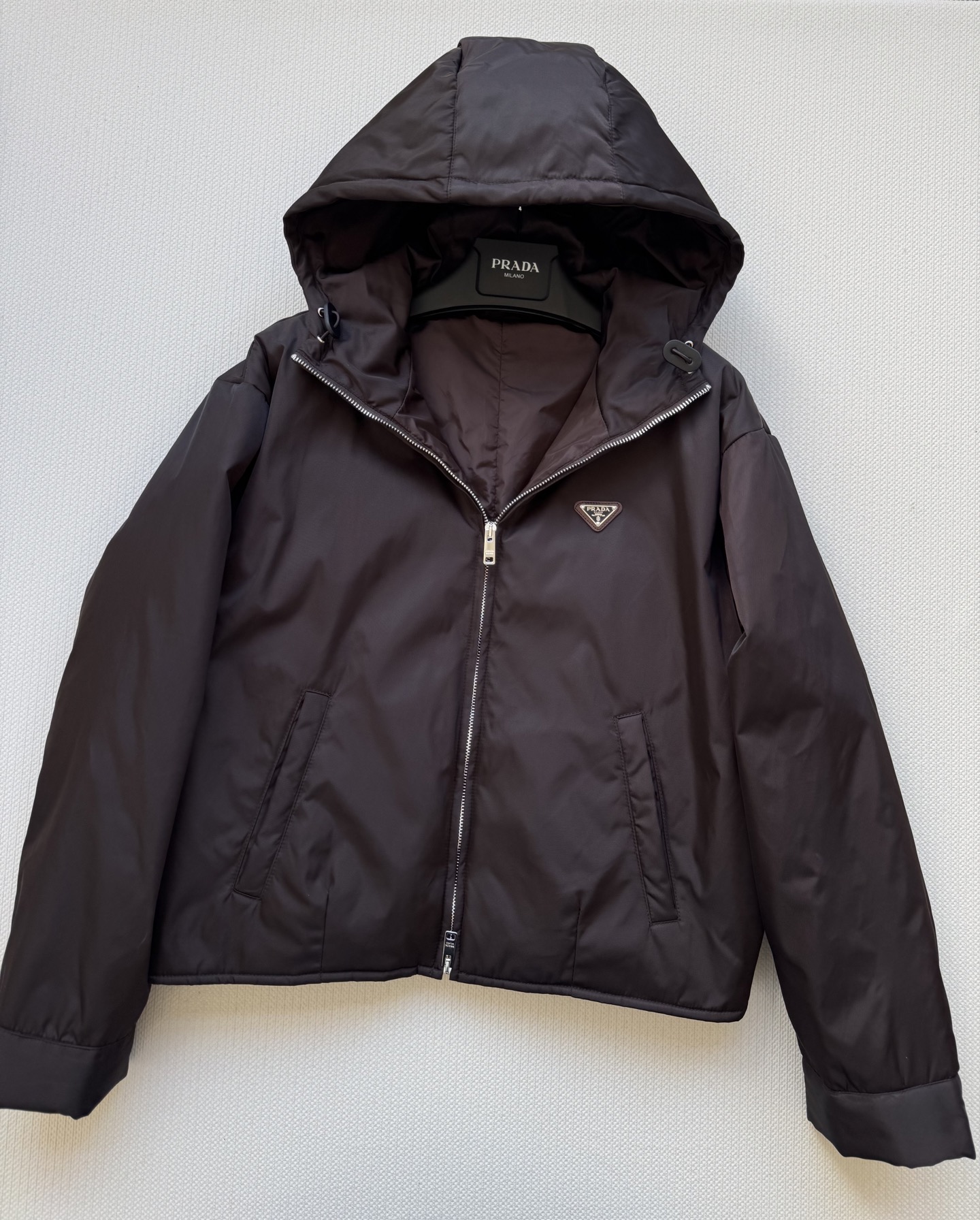 Prad*🆕新款，YB开发棉服外套高版出品 质感光泽 挺括有型 连帽夹克外套剪裁 胸前三角金属字母徽标装