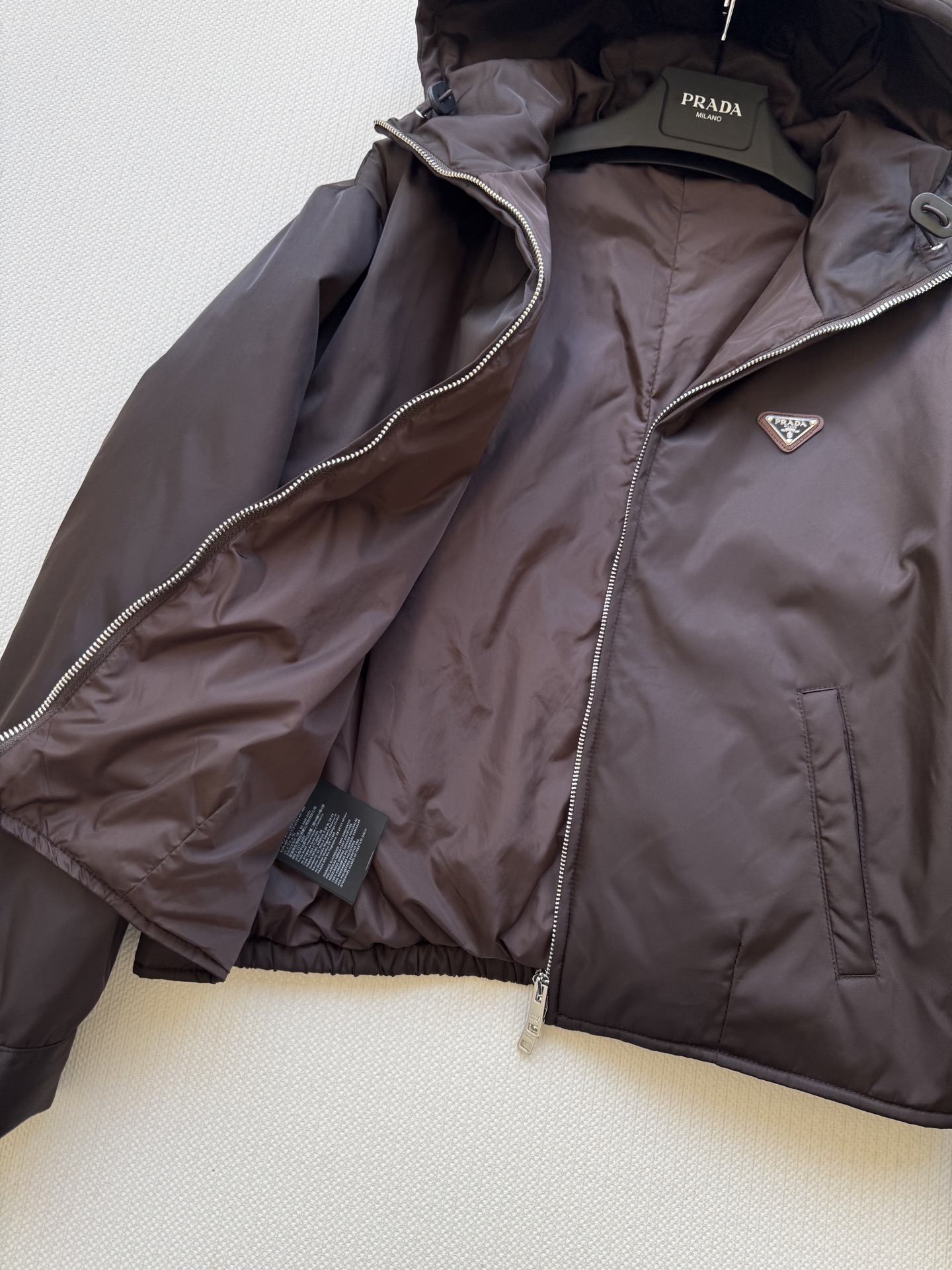 Prad*🆕新款，YB开发棉服外套高版出品 质感光泽 挺括有型 连帽夹克外套剪裁 胸前三角金属字母徽标装