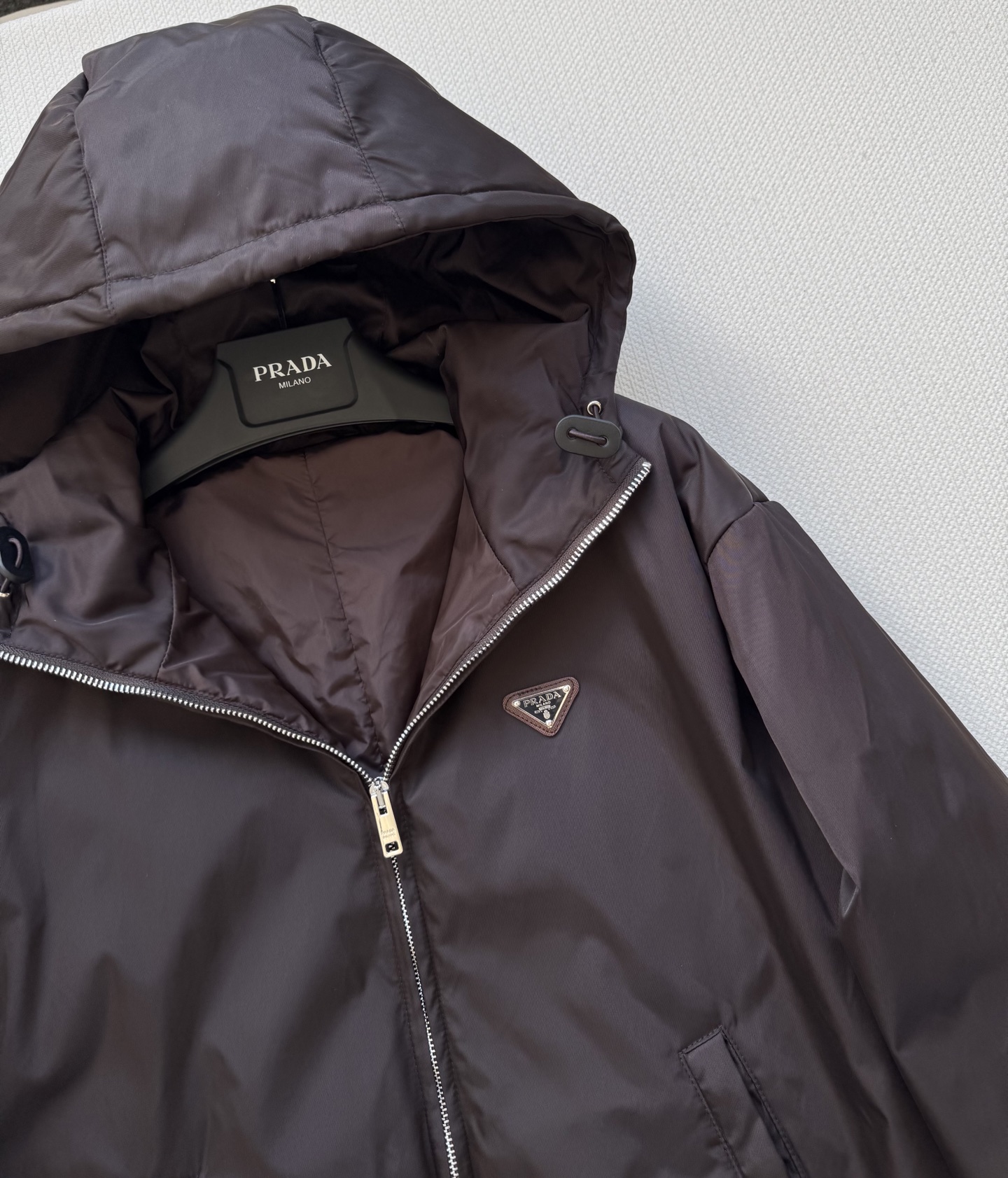 Prad*🆕新款，YB开发棉服外套高版出品 质感光泽 挺括有型 连帽夹克外套剪裁 胸前三角金属字母徽标装