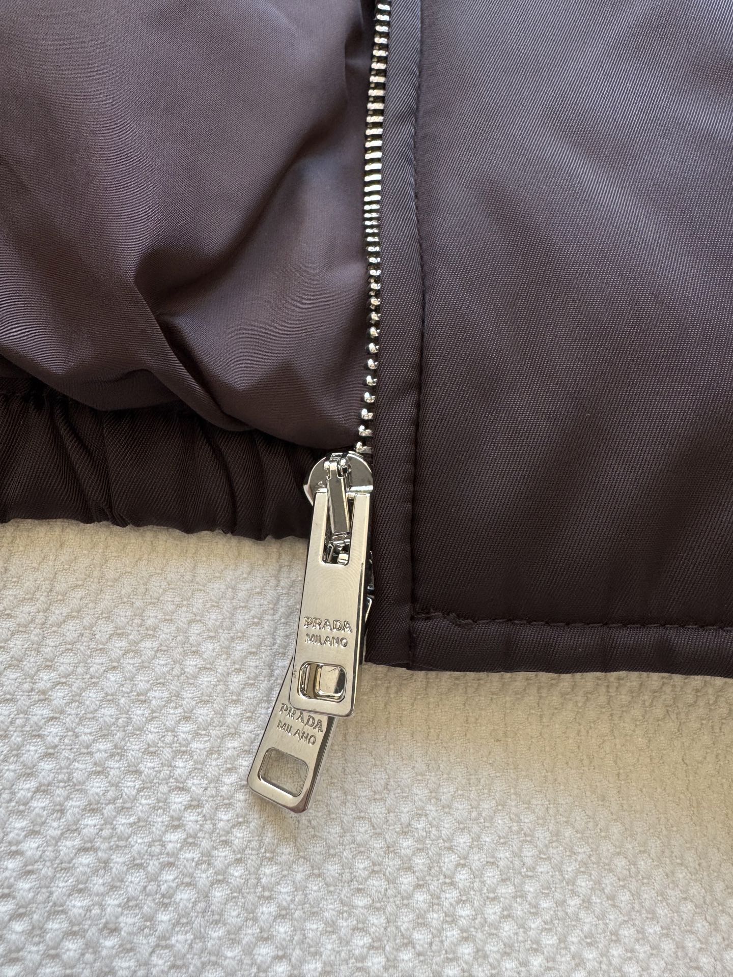 Prad*🆕新款，YB开发棉服外套高版出品 质感光泽 挺括有型 连帽夹克外套剪裁 胸前三角金属字母徽标装