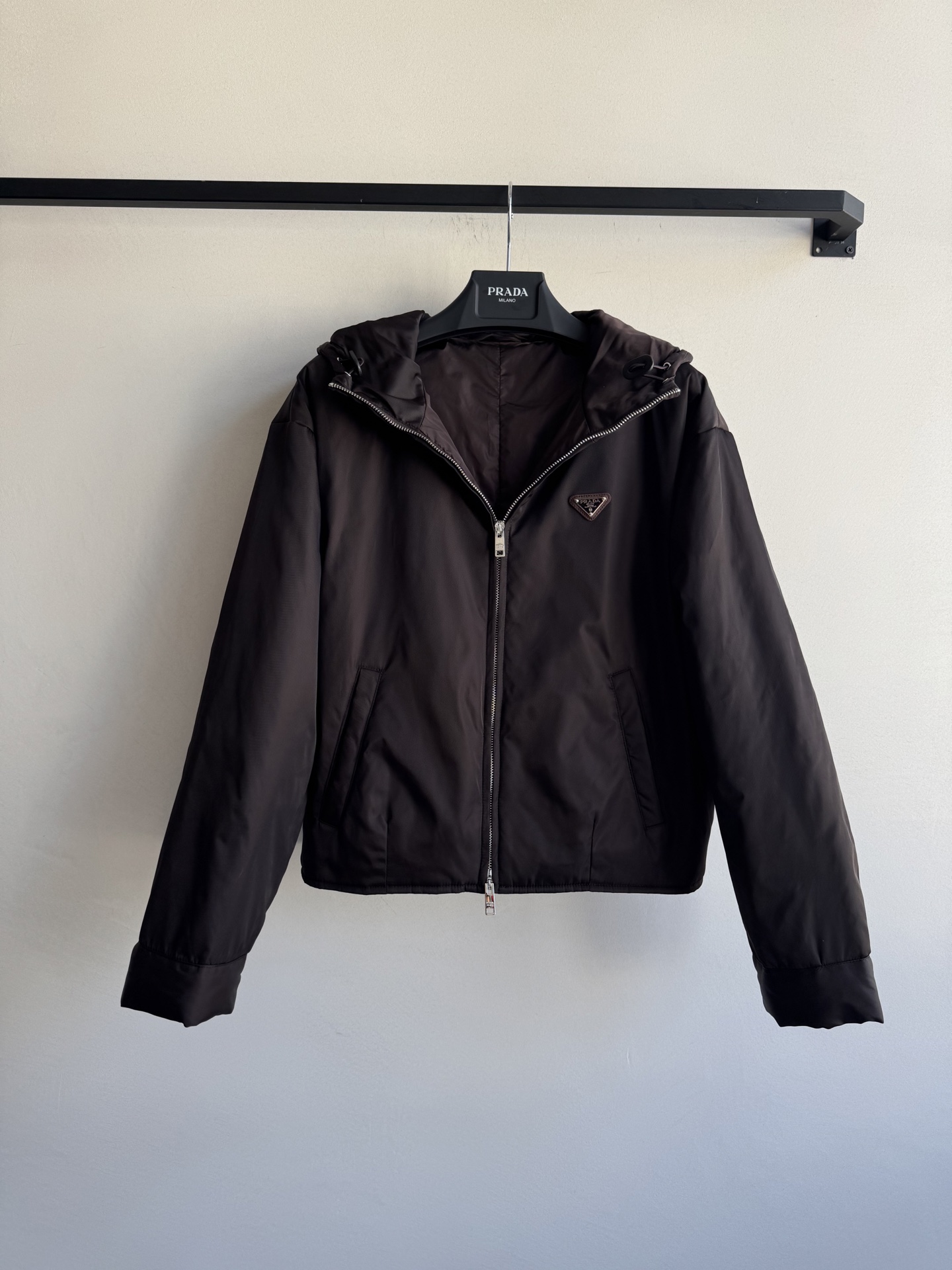 Prad*🆕新款，YB开发棉服外套高版出品 质感光泽 挺括有型 连帽夹克外套剪裁 胸前三角金属字母徽标装