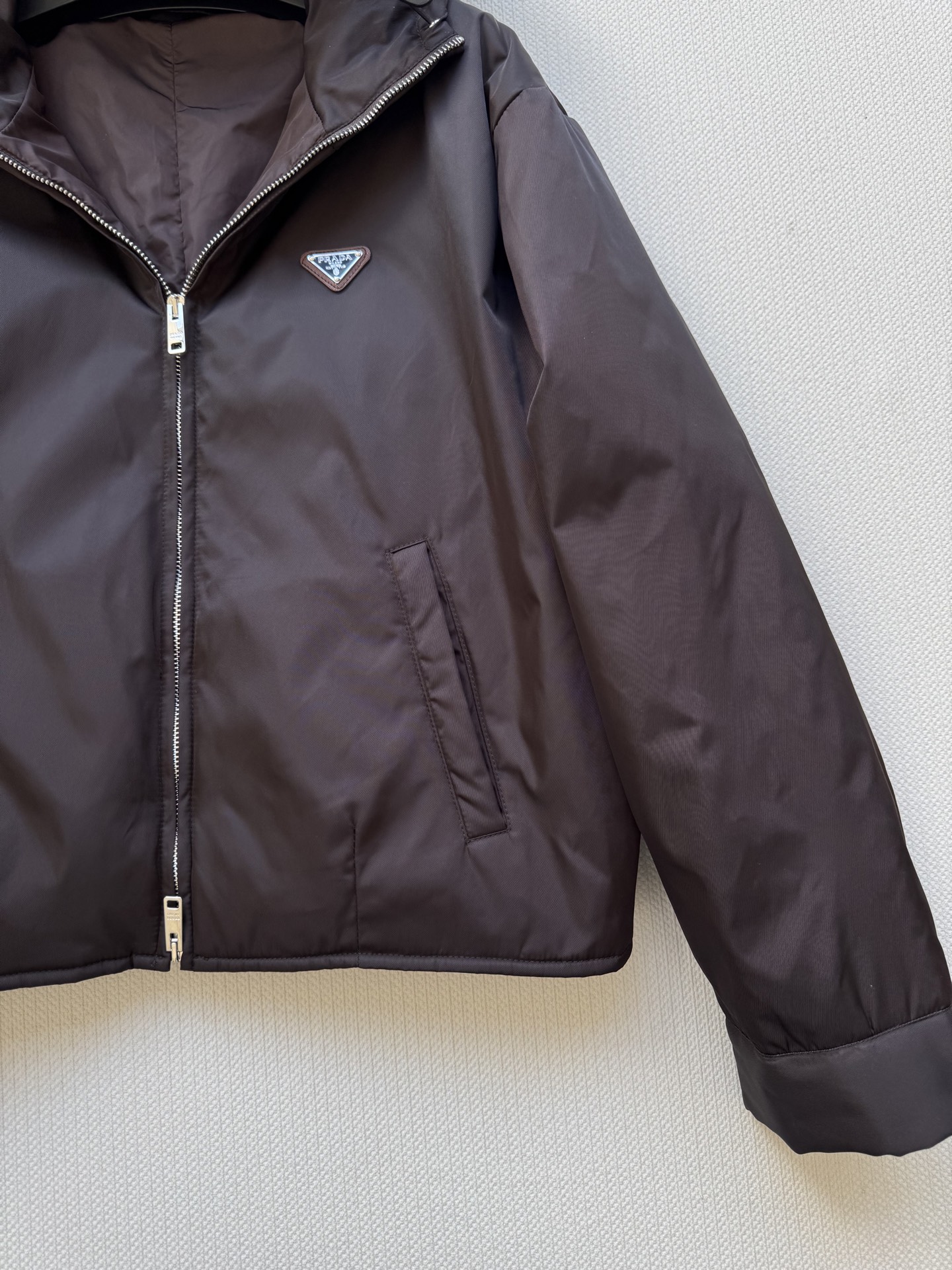 Prad*🆕新款，YB开发棉服外套高版出品 质感光泽 挺括有型 连帽夹克外套剪裁 胸前三角金属字母徽标装