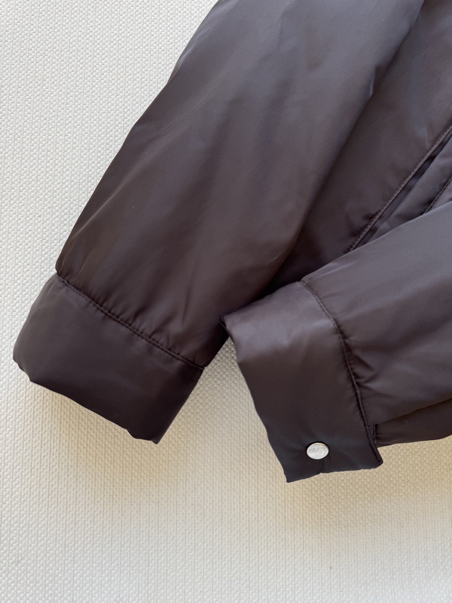 Prad*🆕新款，YB开发棉服外套高版出品 质感光泽 挺括有型 连帽夹克外套剪裁 胸前三角金属字母徽标装