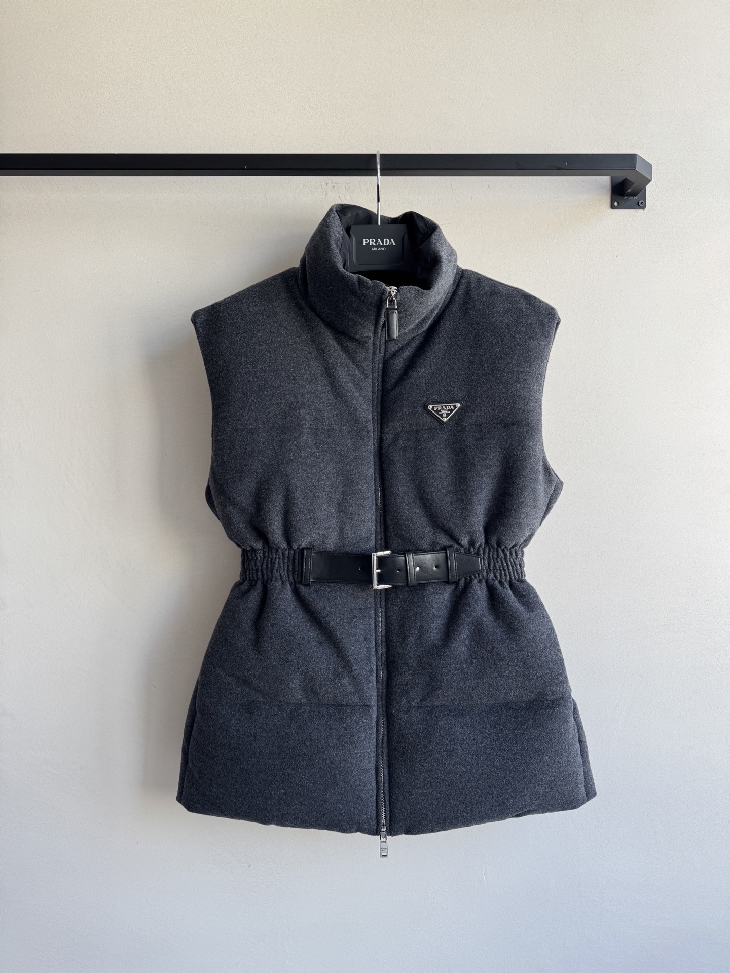 Prad*🆕*新款中长款收腰羽绒服，鸭绒加衬，立衣领 袖口带弹力，拉链和纽扣开合，拉链式嵌线袋，弹力束绳