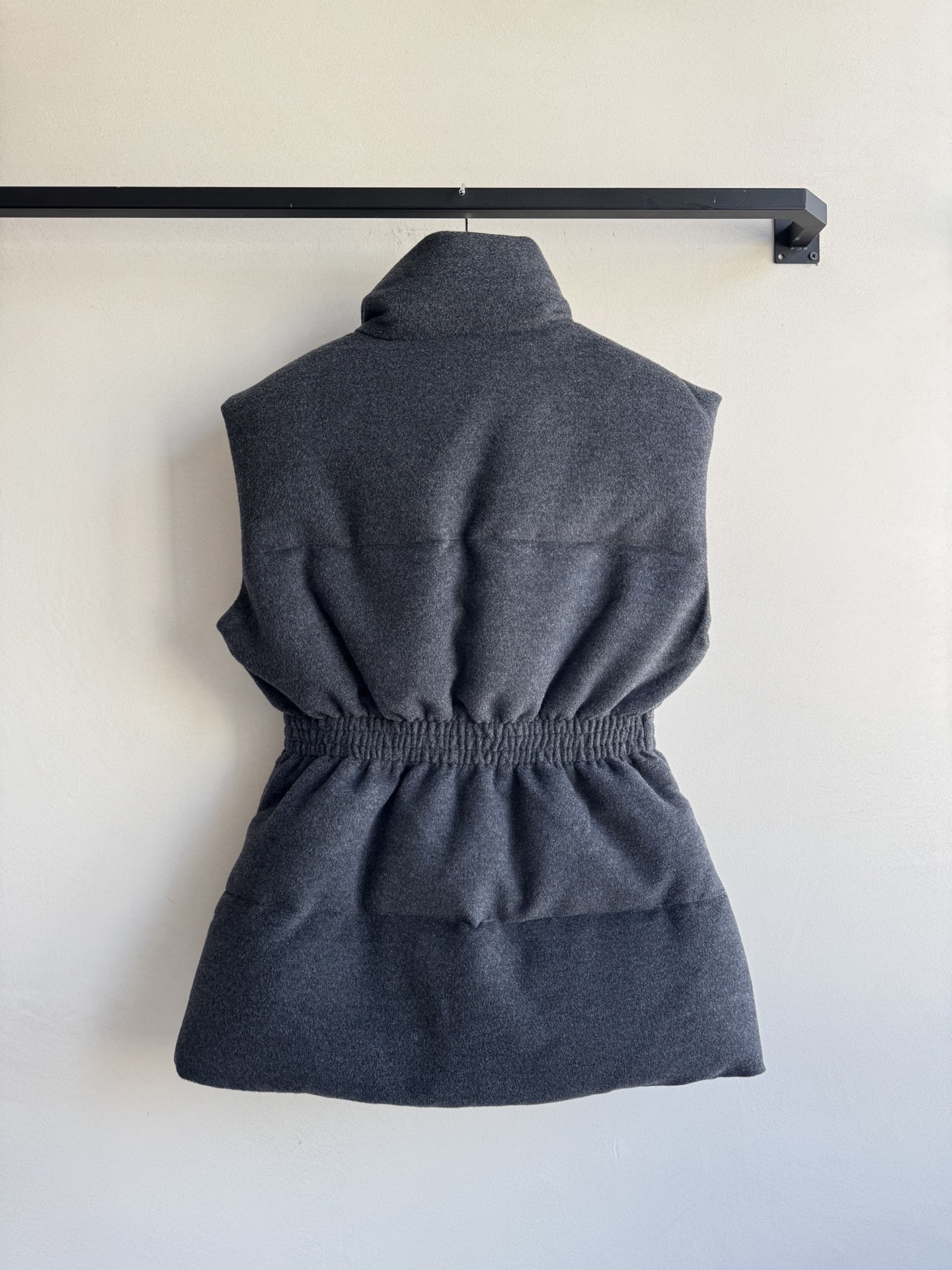 Prad*🆕*新款中长款收腰羽绒服，鸭绒加衬，立衣领 袖口带弹力，拉链和纽扣开合，拉链式嵌线袋，弹力束绳
