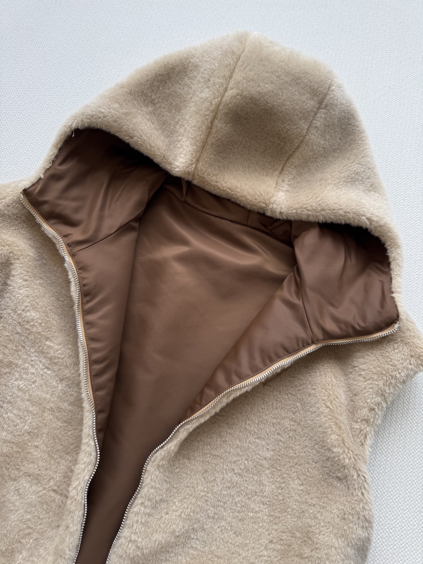 Prad*🆕新款，双面🉑️穿的马甲外套，一面是常规的面料，一面是100%羊毛绒，实现一衣多穿🥳ＳＭＬ.