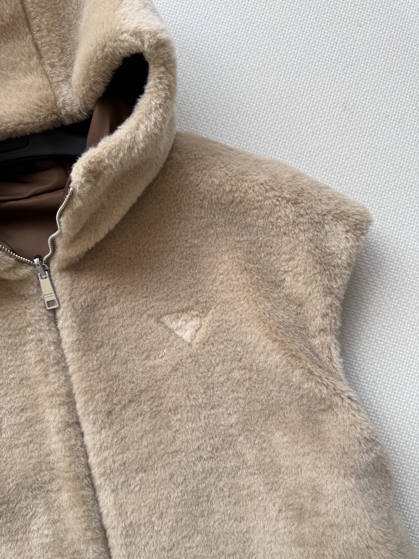 Prad*🆕新款，双面🉑️穿的马甲外套，一面是常规的面料，一面是100%羊毛绒，实现一衣多穿🥳ＳＭＬ.