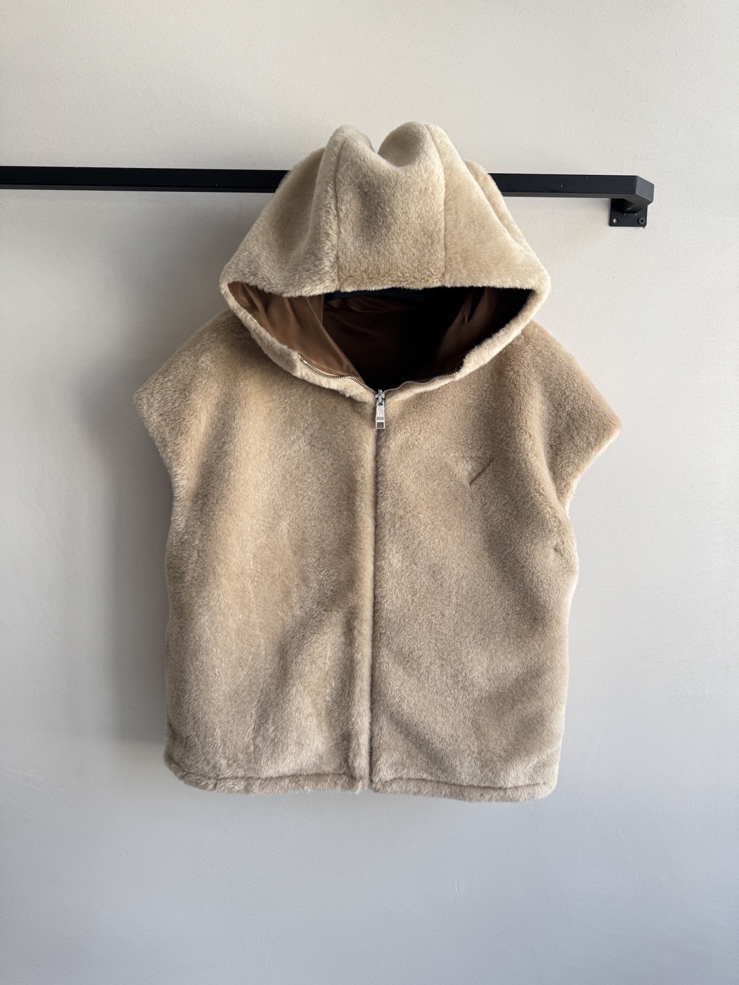 Prad*🆕新款，双面🉑️穿的马甲外套，一面是常规的面料，一面是100%羊毛绒，实现一衣多穿🥳ＳＭＬ.