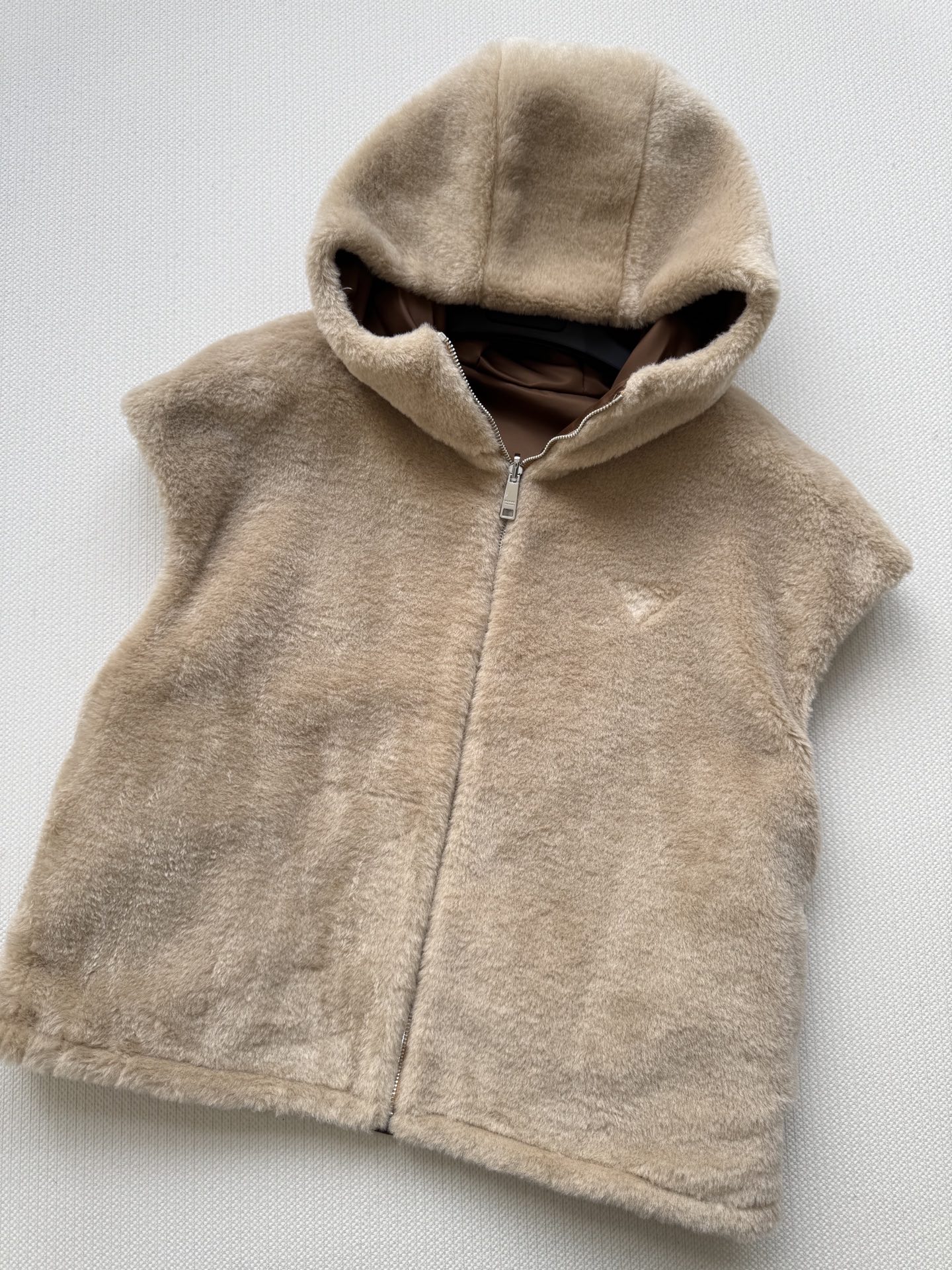 Prad*🆕新款，双面🉑️穿的马甲外套，一面是常规的面料，一面是100%羊毛绒，实现一衣多穿🥳ＳＭＬ.