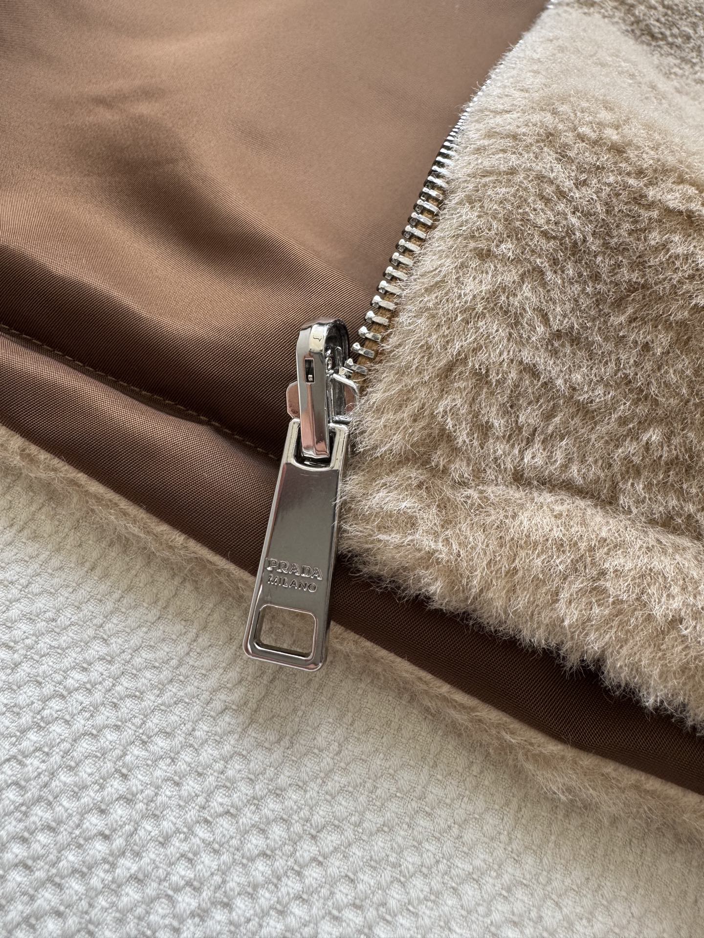 Prad*🆕新款，双面🉑️穿的马甲外套，一面是常规的面料，一面是100%羊毛绒，实现一衣多穿🥳ＳＭＬ.