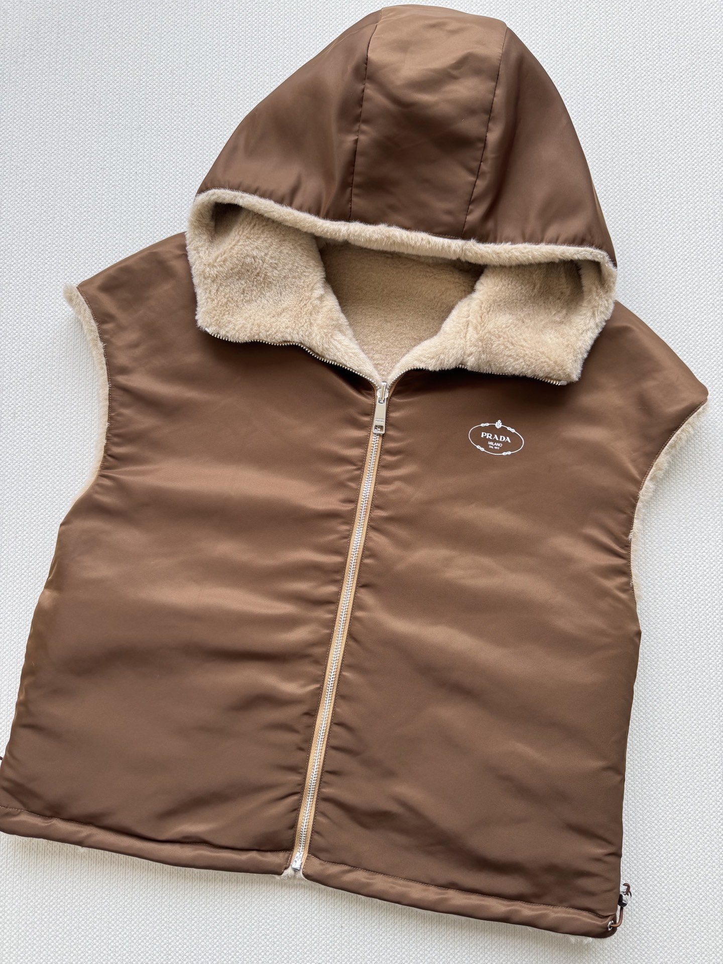 Prad*🆕新款，双面🉑️穿的马甲外套，一面是常规的面料，一面是100%羊毛绒，实现一衣多穿🥳ＳＭＬ.