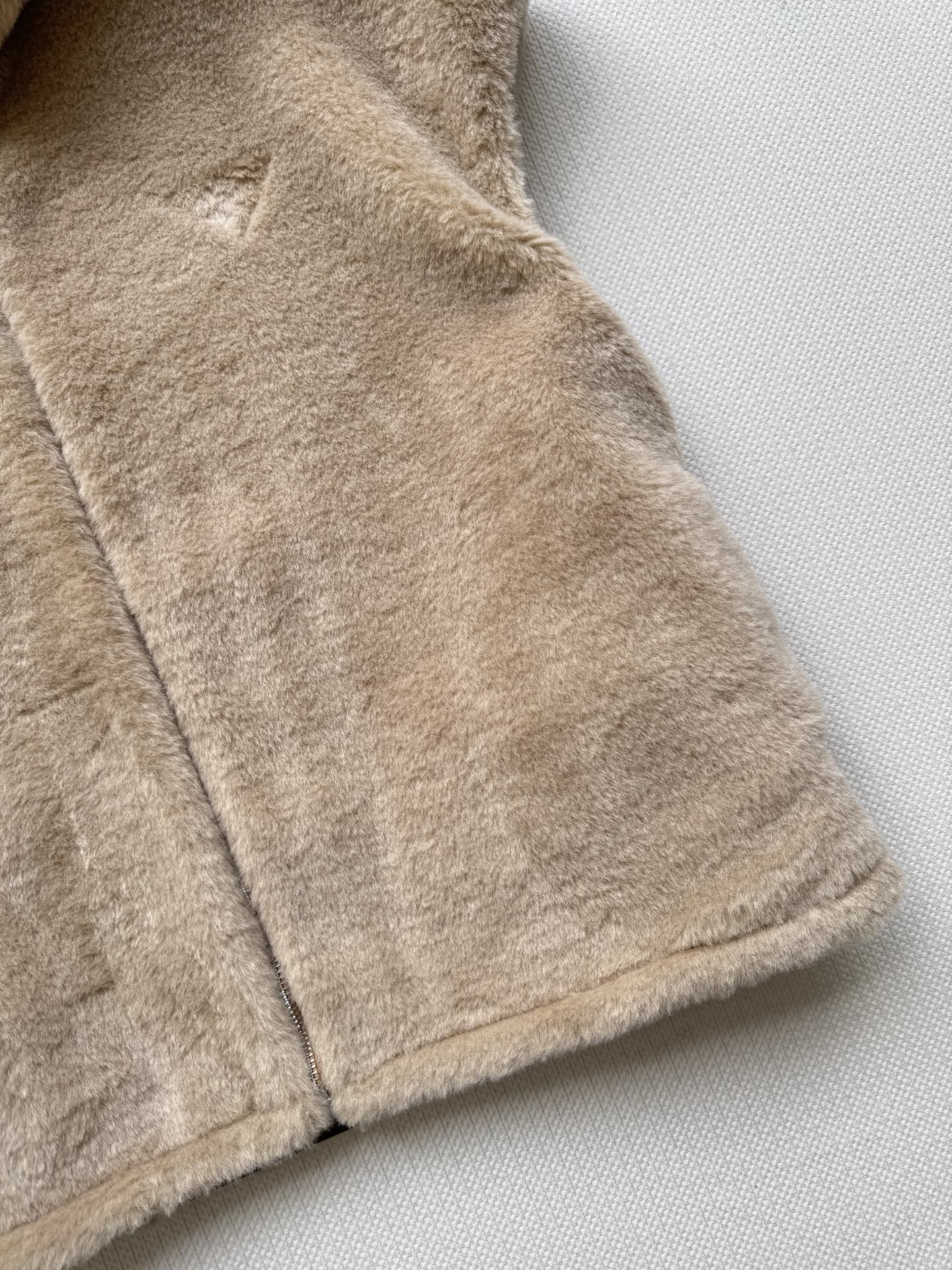 Prad*🆕新款，双面🉑️穿的马甲外套，一面是常规的面料，一面是100%羊毛绒，实现一衣多穿🥳ＳＭＬ.